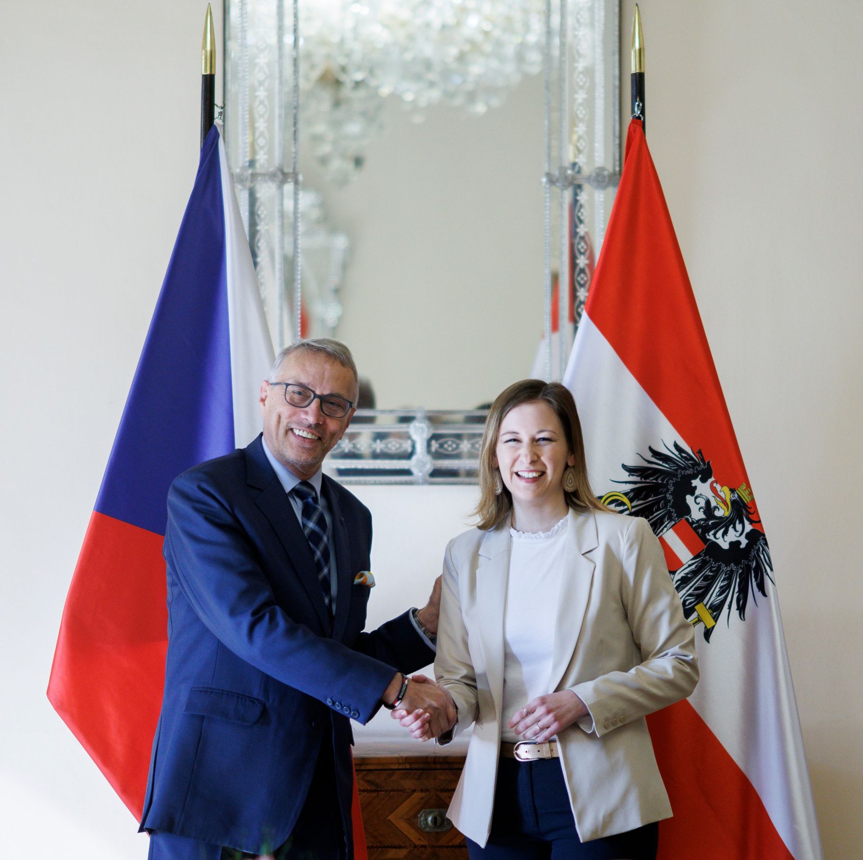 Am 20. M&auml;rz 2025 reiste Bundesministerin Claudia Plakolm (r.) zu einem Arbeitsbesuch nach Prag. Im Bild mit dem tschechischen Minister f&uuml;r europ&auml;ische Angelegenheiten, Martin Dvorak (l.).