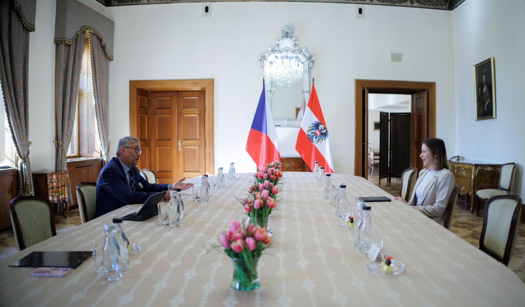 Am 20. M&auml;rz 2025 reiste Bundesministerin Claudia Plakolm (r.) zu einem Arbeitsbesuch nach Prag. Im Bild bei einem Arbeitsgespr&auml;ch mit dem tschechischen Minister f&uuml;r europ&auml;ische Angelegenheiten, Martin Dvorak (l.).
