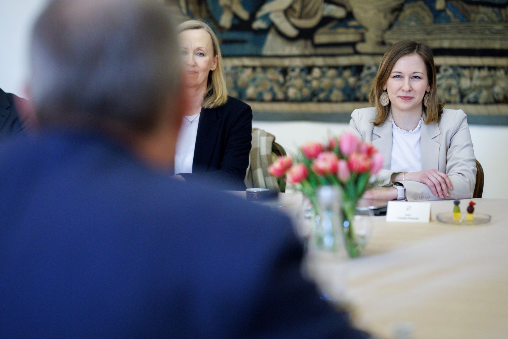 Am 20. M&auml;rz 2025 reiste Bundesministerin Claudia Plakolm (r.) zu einem Arbeitsbesuch nach Prag. Im Bild bei einem Arbeitsgespr&auml;ch mit dem tschechischen Minister f&uuml;r europ&auml;ische Angelegenheiten, Martin Dvorak (l.).