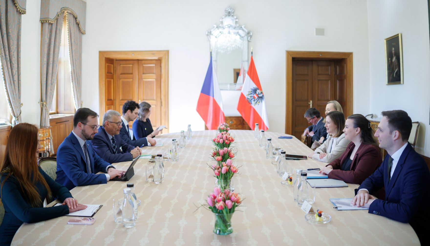 Am 20. M&auml;rz 2025 reiste Bundesministerin Claudia Plakolm (3.v.r.) zu einem Arbeitsbesuch nach Prag. Im Bild bei einem Arbeitsgespr&auml;ch mit dem tschechischen Minister f&uuml;r europ&auml;ische Angelegenheiten, Martin Dvorak (3.v.l.).