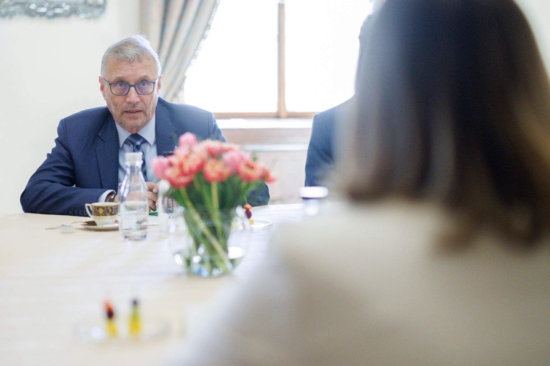Am 20. M&auml;rz 2025 reiste Bundesministerin Claudia Plakolm (r.) zu einem Arbeitsbesuch nach Prag. Im Bild bei einem Arbeitsgespr&auml;ch mit dem tschechischen Minister f&uuml;r europ&auml;ische Angelegenheiten, Martin Dvorak (l.).