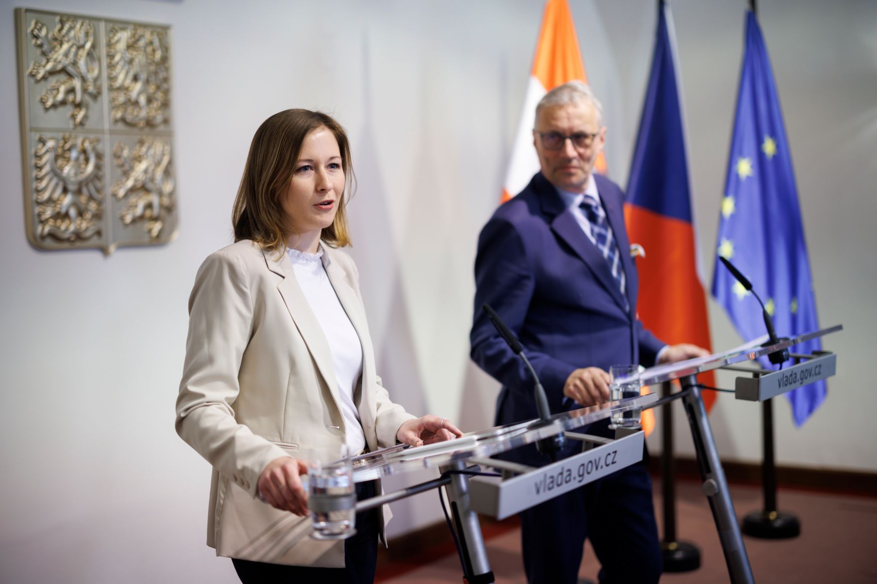 Am 20. M&auml;rz 2025 reiste Bundesministerin Claudia Plakolm (l.) zu einem Arbeitsbesuch nach Prag. Im Bild bei einer gemeinsamen Pressekonferenz mit dem tschechischen Minister f&uuml;r europ&auml;ische Angelegenheiten, Martin Dvorak (r.).