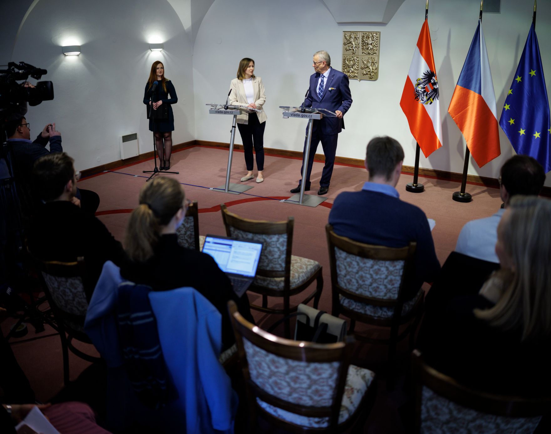 Am 20. M&auml;rz 2025 reiste Bundesministerin Claudia Plakolm (m.l.) zu einem Arbeitsbesuch nach Prag. Im Bild bei einer gemeinsamen Pressekonferenz mit dem tschechischen Minister f&uuml;r europ&auml;ische Angelegenheiten, Martin Dvorak (m.r.).