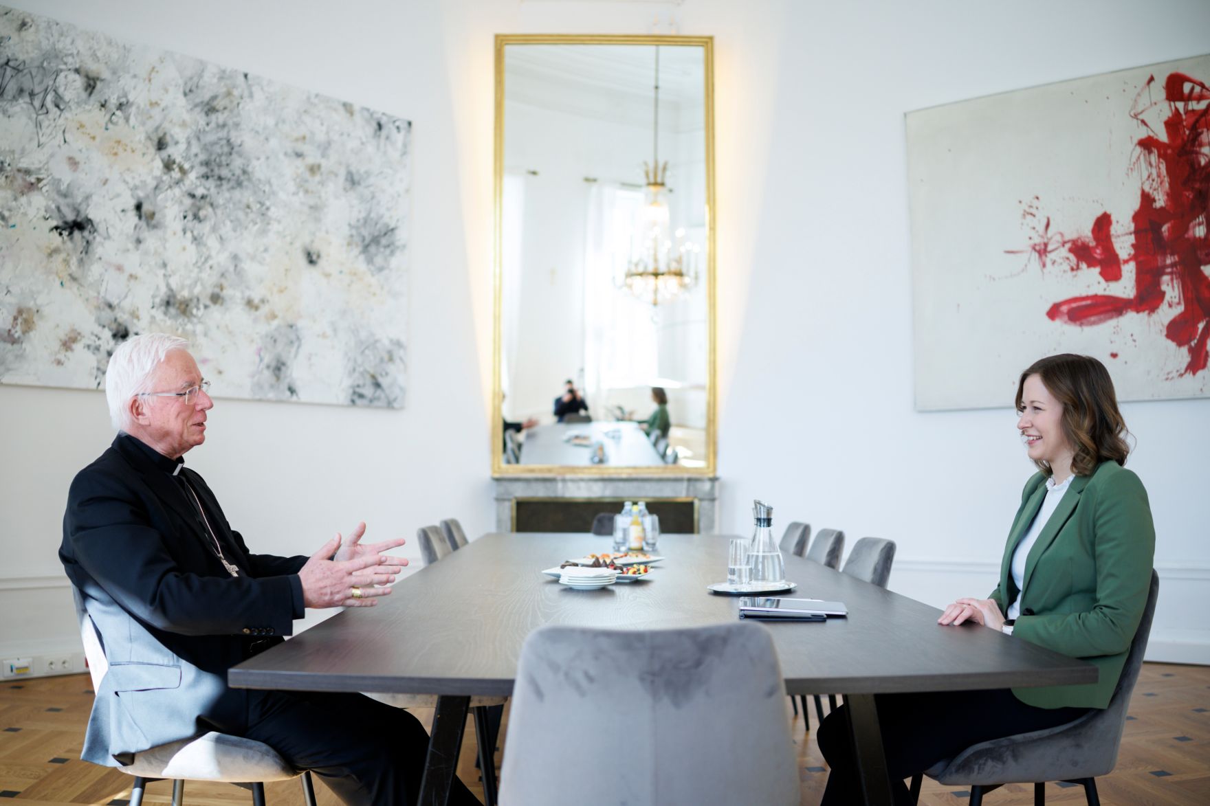 Am 21. M&auml;rz 2025 empfing Bundesministerin Claudia Plakolm (r.) den Erzbischof von &Ouml;sterreich Franz Lackner (l.).