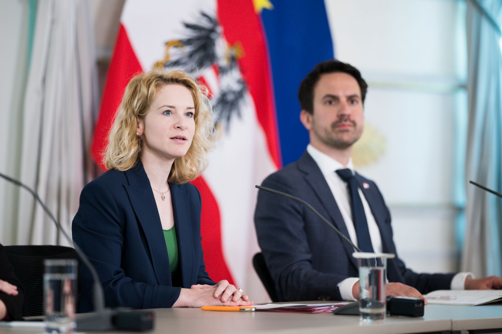 Am 23. April 2025 nahmen Bundesministerin Claudia Plakolm, Bundesministerin Eva-Maria Holzleitner (l.) und Bundesminister Christoph Wiederkehr (r.) am Pressefoyer nach dem Ministerrat teil.