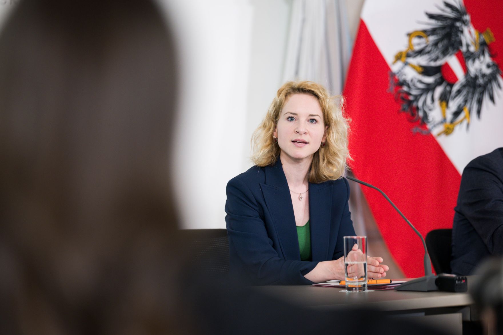 Am 23. April 2025 nahmen Bundesministerin Claudia Plakolm, Bundesministerin Eva-Maria Holzleitner (im Bild) und Bundesminister Christoph Wiederkehr am Pressefoyer nach dem Ministerrat teil.