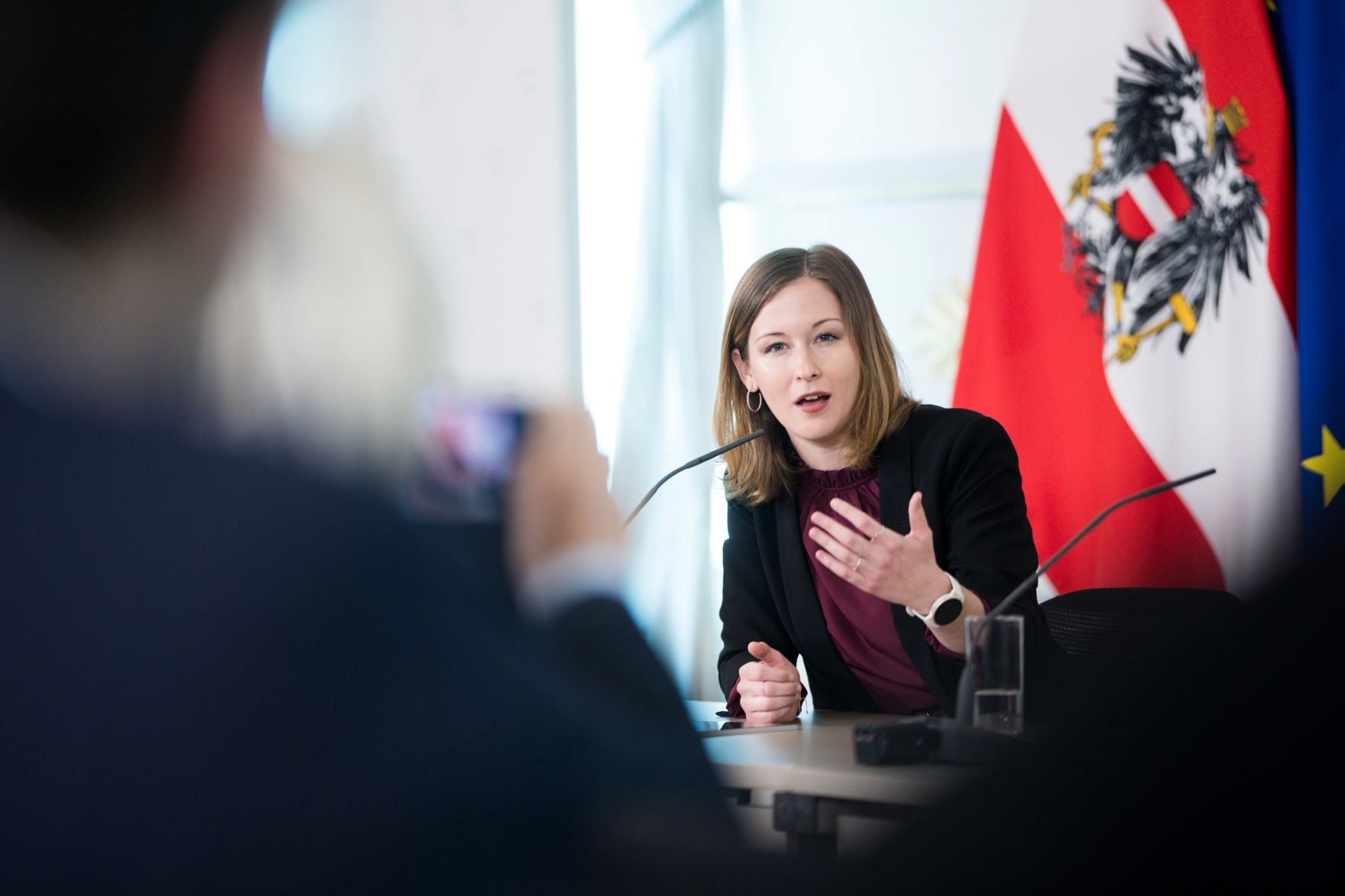 Am 23. April 2025 nahmen Bundesministerin Claudia Plakolm (im Bild), Bundesministerin Eva-Maria Holzleitner und Bundesminister Christoph Wiederkehr am Pressefoyer nach dem Ministerrat teil.