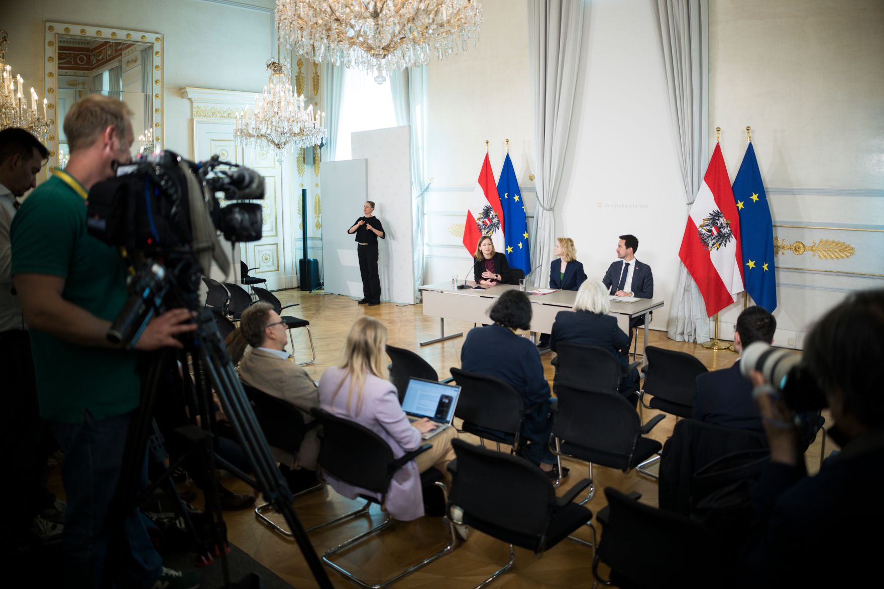 Am 23. April 2025 nahmen (v.l.n.r.) Bundesministerin Claudia Plakolm, Bundesministerin Eva-Maria Holzleitner und Bundesminister Christoph Wiederkehr am Pressefoyer nach dem Ministerrat teil.