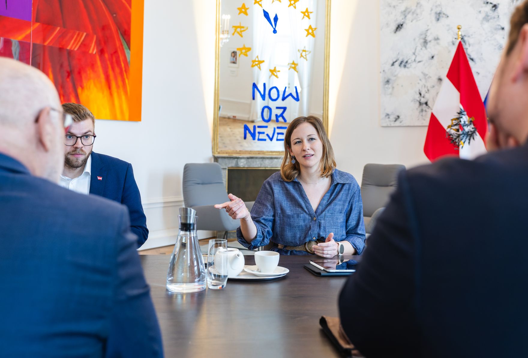 Am 24. April 2025 empfing Bundesministerin Claudia Plakolm (m.) Ednan Aslan, Professor f&uuml;r Islamische Religionsp&auml;dagogik an der Universit&auml;t Wien, zu einem Arbeitsgespr&auml;ch.