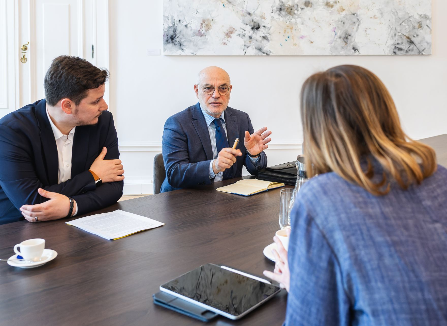 Am 24. April 2025 empfing Bundesministerin Claudia Plakolm (r.) Ednan Aslan (m.), Professor f&uuml;r Islamische Religionsp&auml;dagogik an der Universit&auml;t Wien, zu einem Arbeitsgespr&auml;ch.