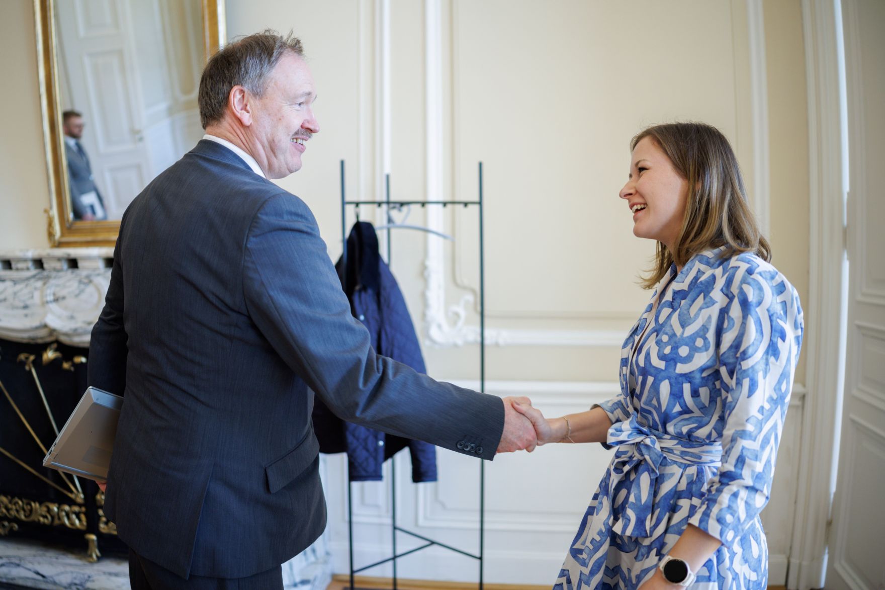 Am 28. April 2025 empfing Bundesministerin Claudia Plakolm (r.) den Chef&ouml;konom der Industriellenvereinigung Christian Helmenstein (l.), zu einem Arbeitsgespr&auml;ch im Bundeskanzleramt.
