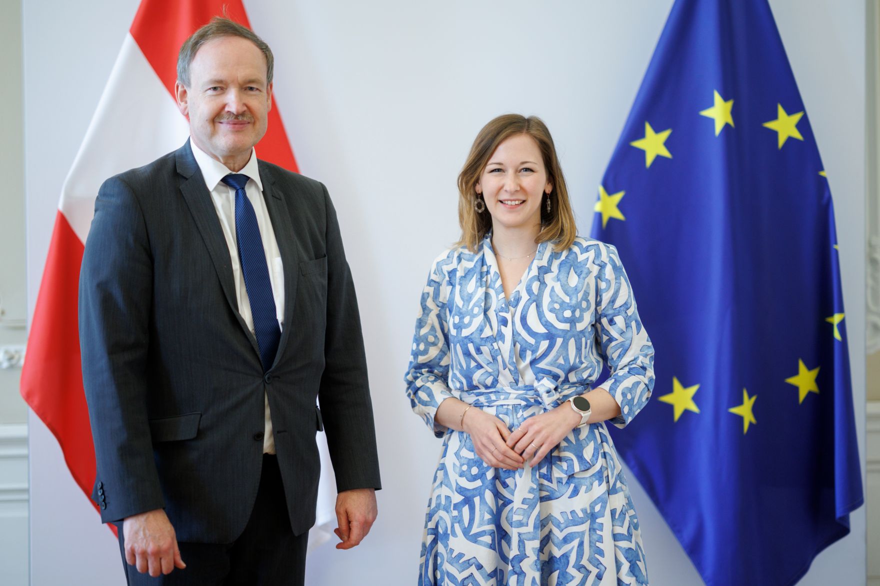 Am 28. April 2025 empfing Bundesministerin Claudia Plakolm (r.) den Chef&ouml;konom der Industriellenvereinigung Christian Helmenstein (l.), zu einem Arbeitsgespr&auml;ch im Bundeskanzleramt.