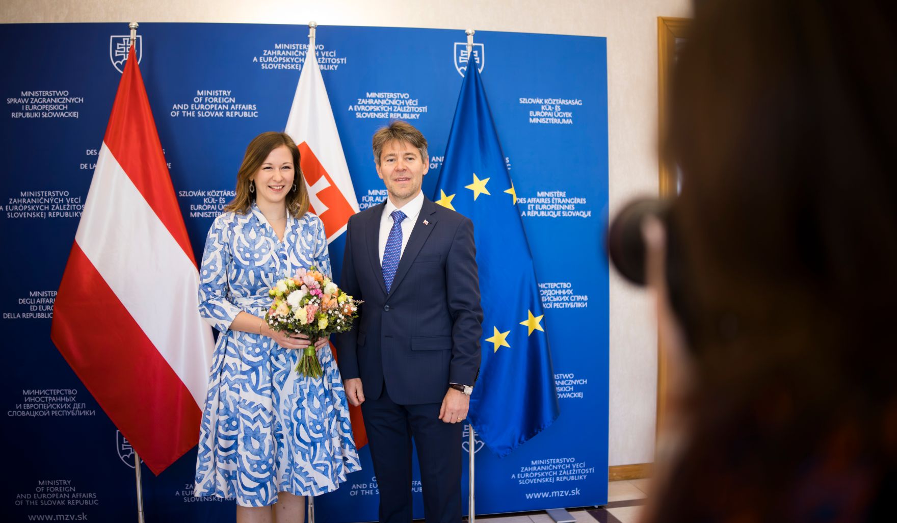Am 28. April 2025 reiste Bundesministerin Claudia Plakolm (l.) zu einem Arbeitsbesuch nach Bratislava. Im Bild mit dem slowakischen Staatssekret&auml;r f&uuml;r ausw&auml;rtige und europ&auml;ische Angelegenheiten Marek E&scaron;tok (r.).