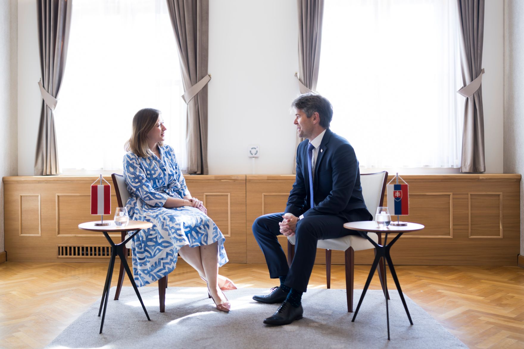 Am 28. April 2025 reiste Bundesministerin Claudia Plakolm (l.) zu einem Arbeitsbesuch nach Bratislava. Im Bild mit dem slowakischen Staatssekret&auml;r f&uuml;r ausw&auml;rtige und europ&auml;ische Angelegenheiten Marek E&scaron;tok (r.).