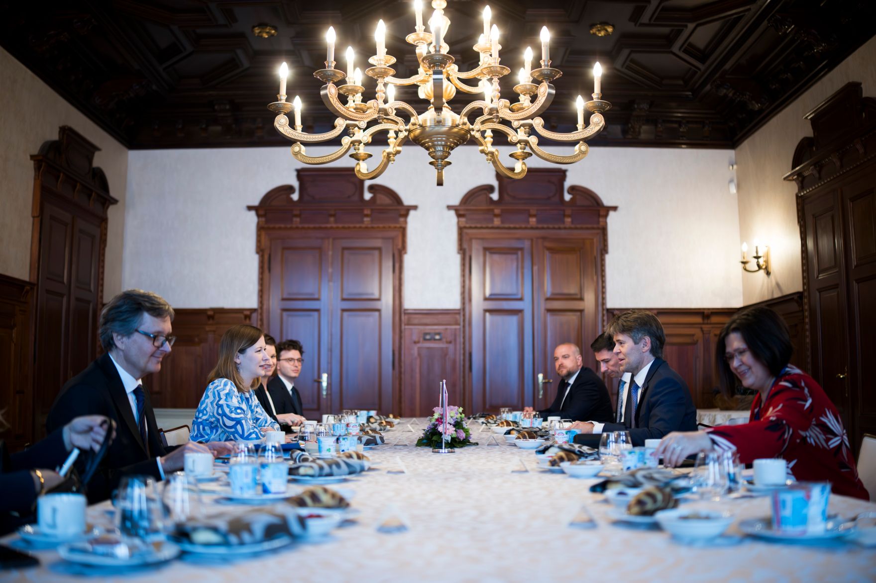 Am 28. April 2025 reiste Bundesministerin Claudia Plakolm (l.) zu einem Arbeitsbesuch nach Bratislava. Im Bild mit dem slowakischen Staatssekret&auml;r f&uuml;r ausw&auml;rtige und europ&auml;ische Angelegenheiten Marek E&scaron;tok (r.).