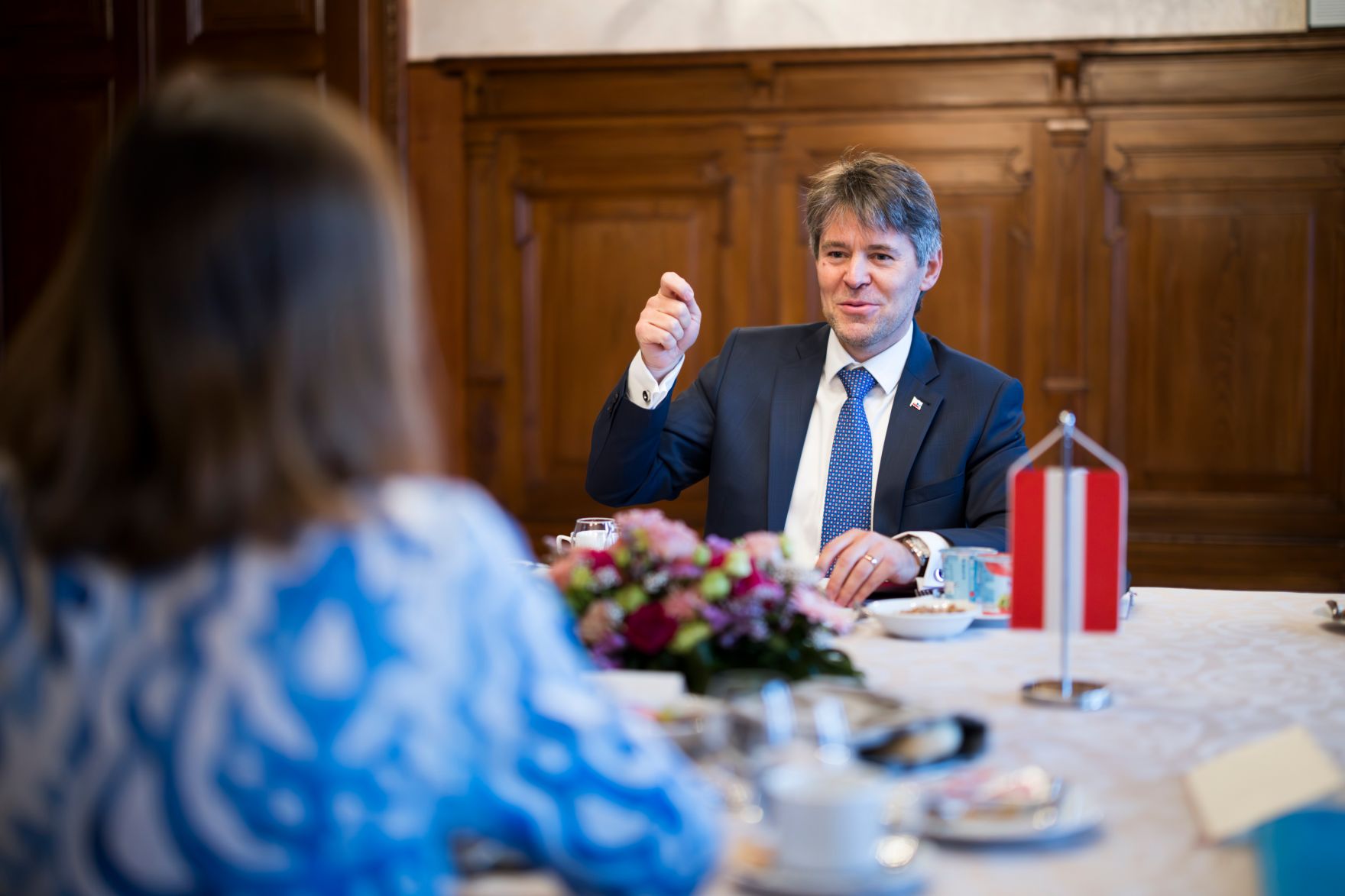 Am 28. April 2025 reiste Bundesministerin Claudia Plakolm zu einem Arbeitsbesuch nach Bratislava. Im Bild mit dem slowakischen Staatssekret&auml;r f&uuml;r ausw&auml;rtige und europ&auml;ische Angelegenheiten Marek E&scaron;tok (r.).