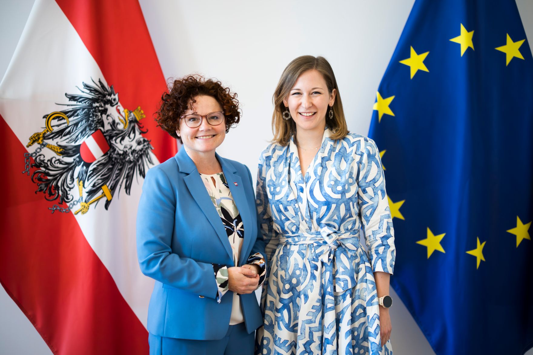Am 28. April 2025 empfing Bundesministerin Claudia Plakolm (r.) Staatssekret&auml;rin Elisabeth Zehetner (l.) zu einem Arbeitsgespr&auml;ch.