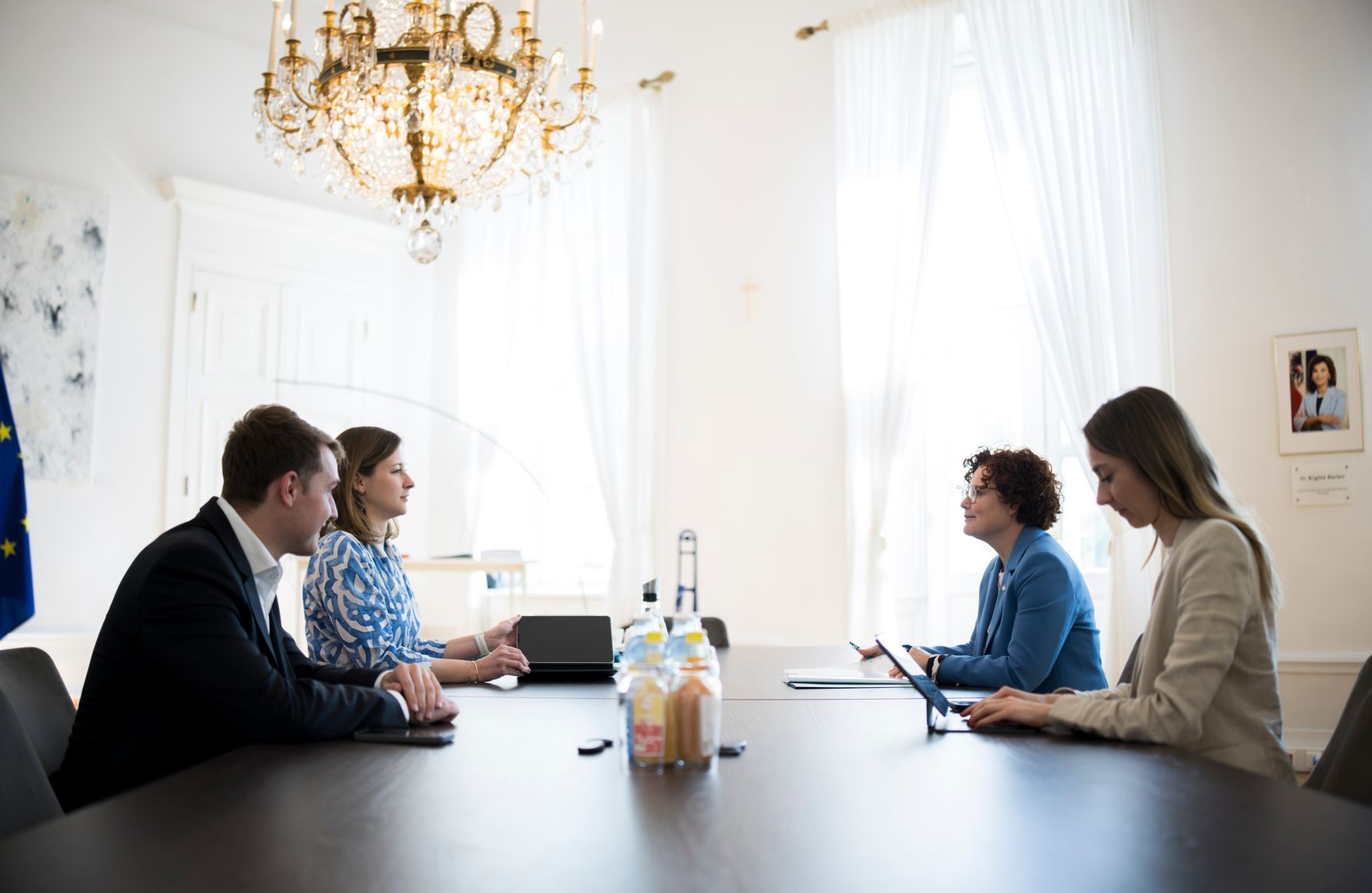 Am 28. April 2025 empfing Bundesministerin Claudia Plakolm (2.v.l.) Staatssekret&auml;rin Elisabeth Zehetner (2.v.r.) zu einem Arbeitsgespr&auml;ch.