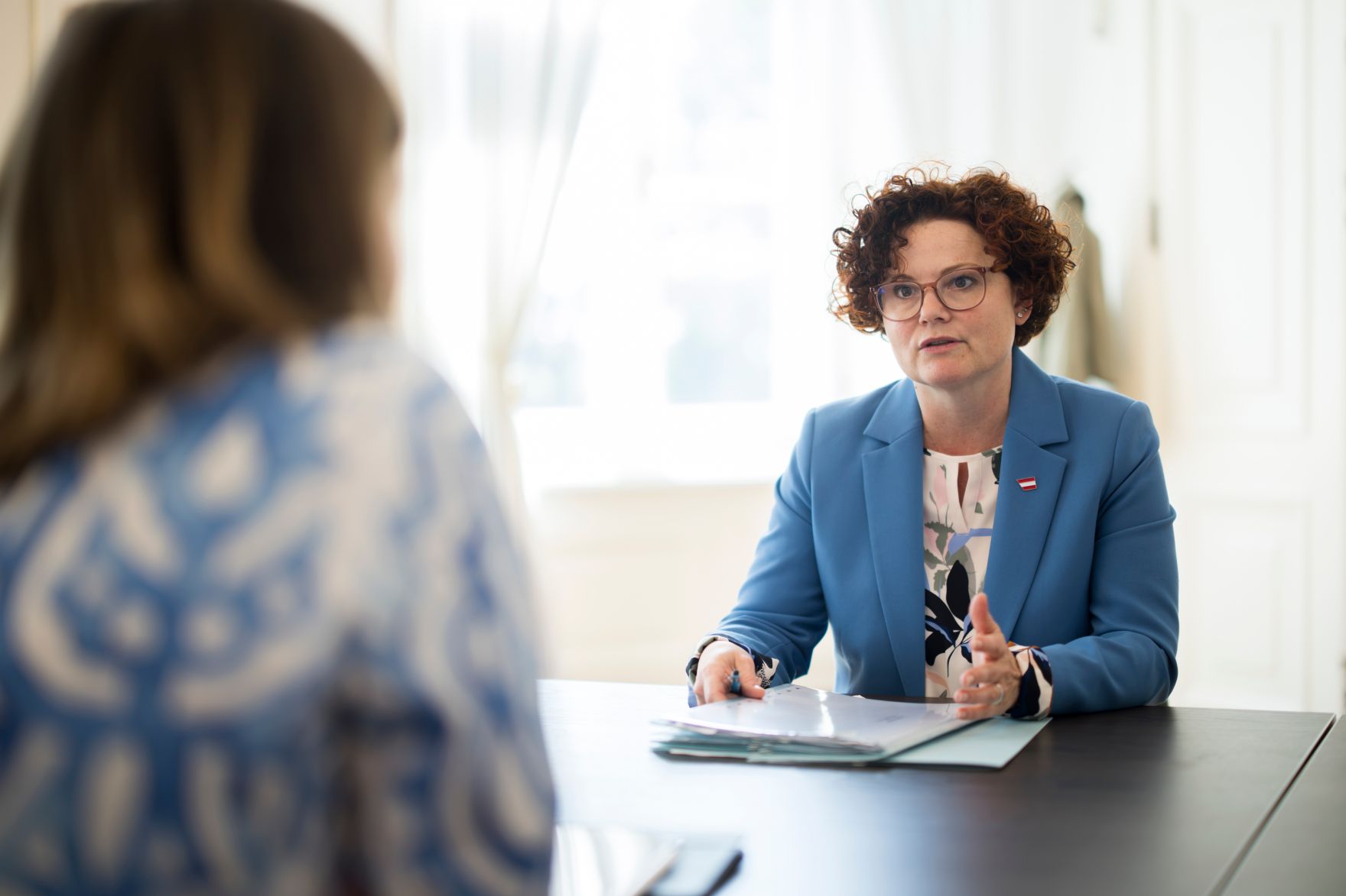 Am 28. April 2025 empfing Bundesministerin Claudia Plakolm (l.) Staatssekret&auml;rin Elisabeth Zehetner (r.) zu einem Arbeitsgespr&auml;ch.