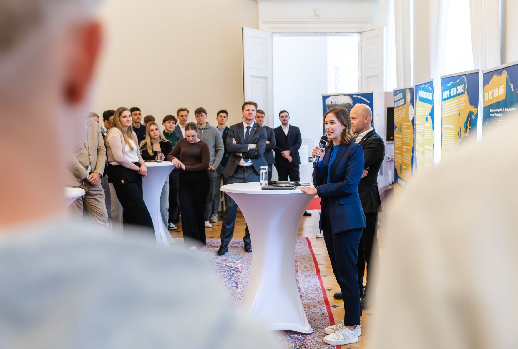 Am 5. Mai 2025 begr&uuml;&szlig;te Bundesministerin Claudia Plakolm (r.) anl&auml;sslich einer &bdquo;Wanderausstellung &uuml;ber die Europ&auml;ische Union&ldquo;, eine Schulklasse aus Wien im Bundeskanzleramt.