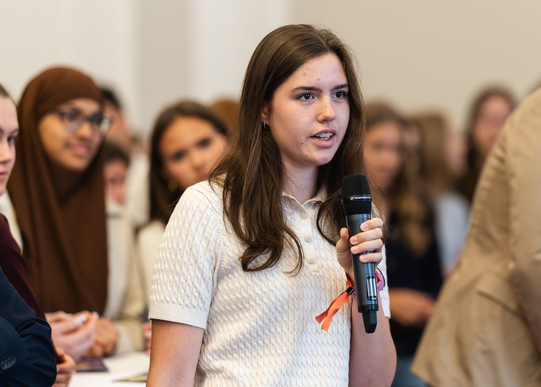 Am 5. Mai 2025 begr&uuml;&szlig;te Bundesministerin Claudia Plakolm anl&auml;sslich einer &bdquo;Wanderausstellung &uuml;ber die Europ&auml;ische Union&ldquo;, eine Schulklasse aus Wien im Bundeskanzleramt.
