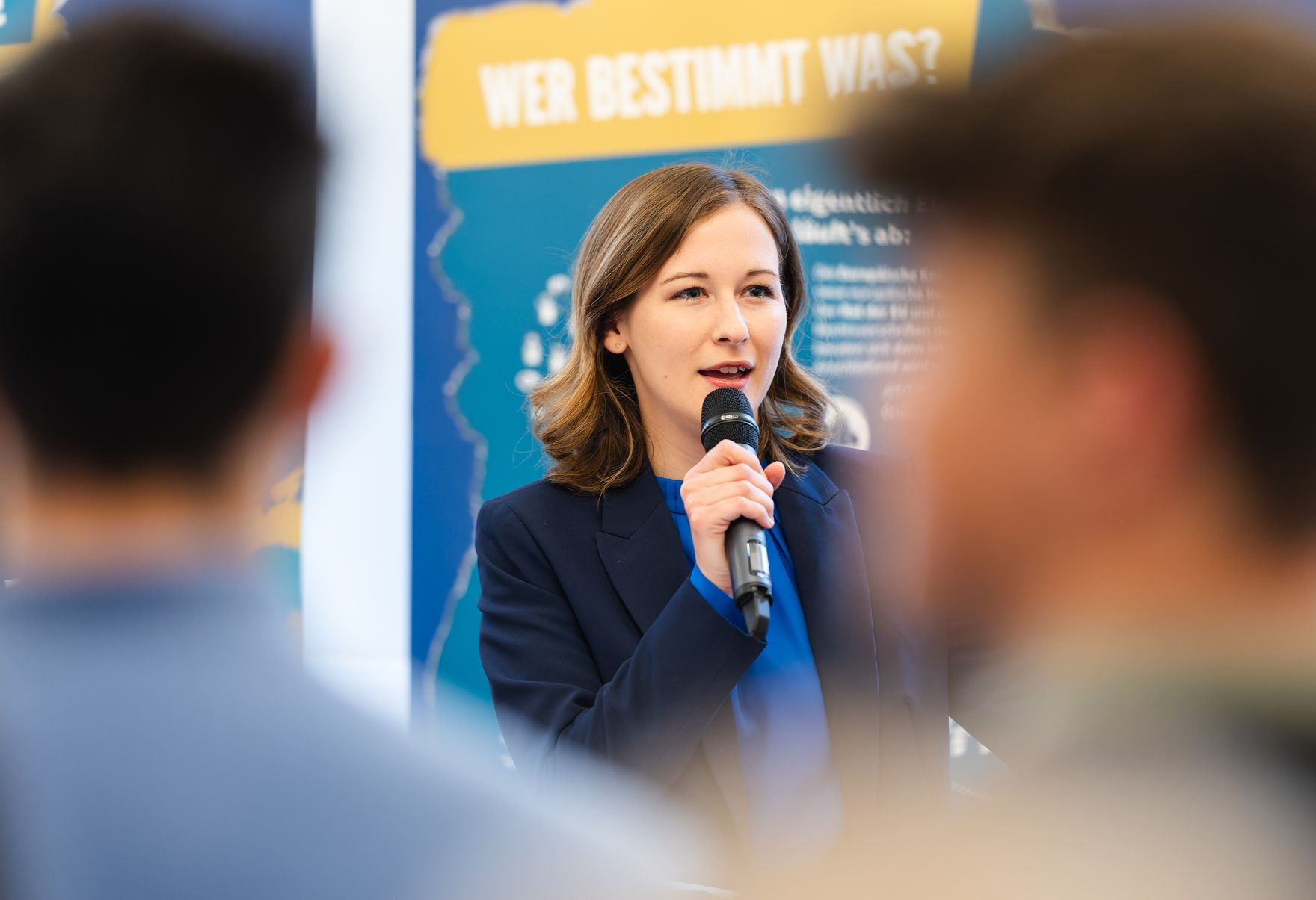 Am 5. Mai 2025 begr&uuml;&szlig;te Bundesministerin Claudia Plakolm (im Bild) anl&auml;sslich einer &bdquo;Wanderausstellung &uuml;ber die Europ&auml;ische Union&ldquo;, eine Schulklasse aus Wien im Bundeskanzleramt.