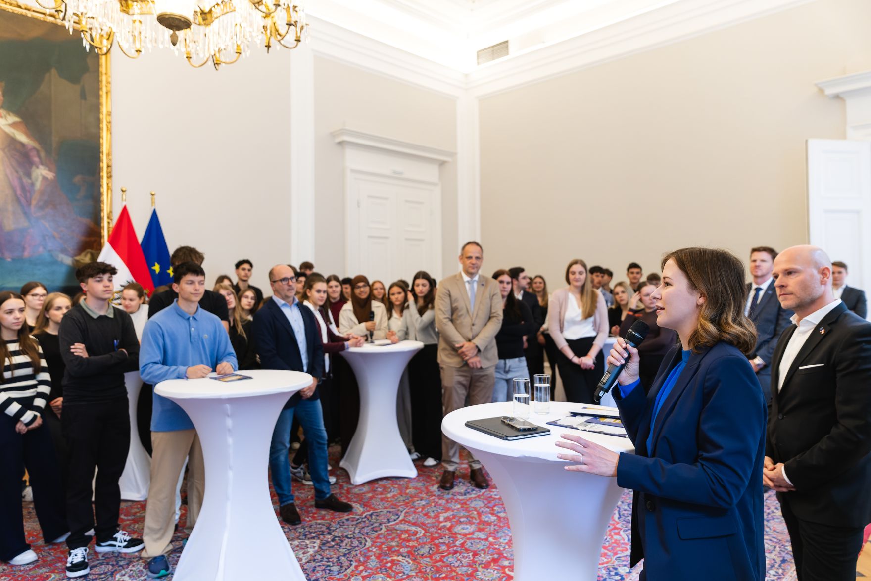 Am 5. Mai 2025 begr&uuml;&szlig;te Bundesministerin Claudia Plakolm (r.) anl&auml;sslich einer &bdquo;Wanderausstellung &uuml;ber die Europ&auml;ische Union&ldquo;, eine Schulklasse aus Wien im Bundeskanzleramt.