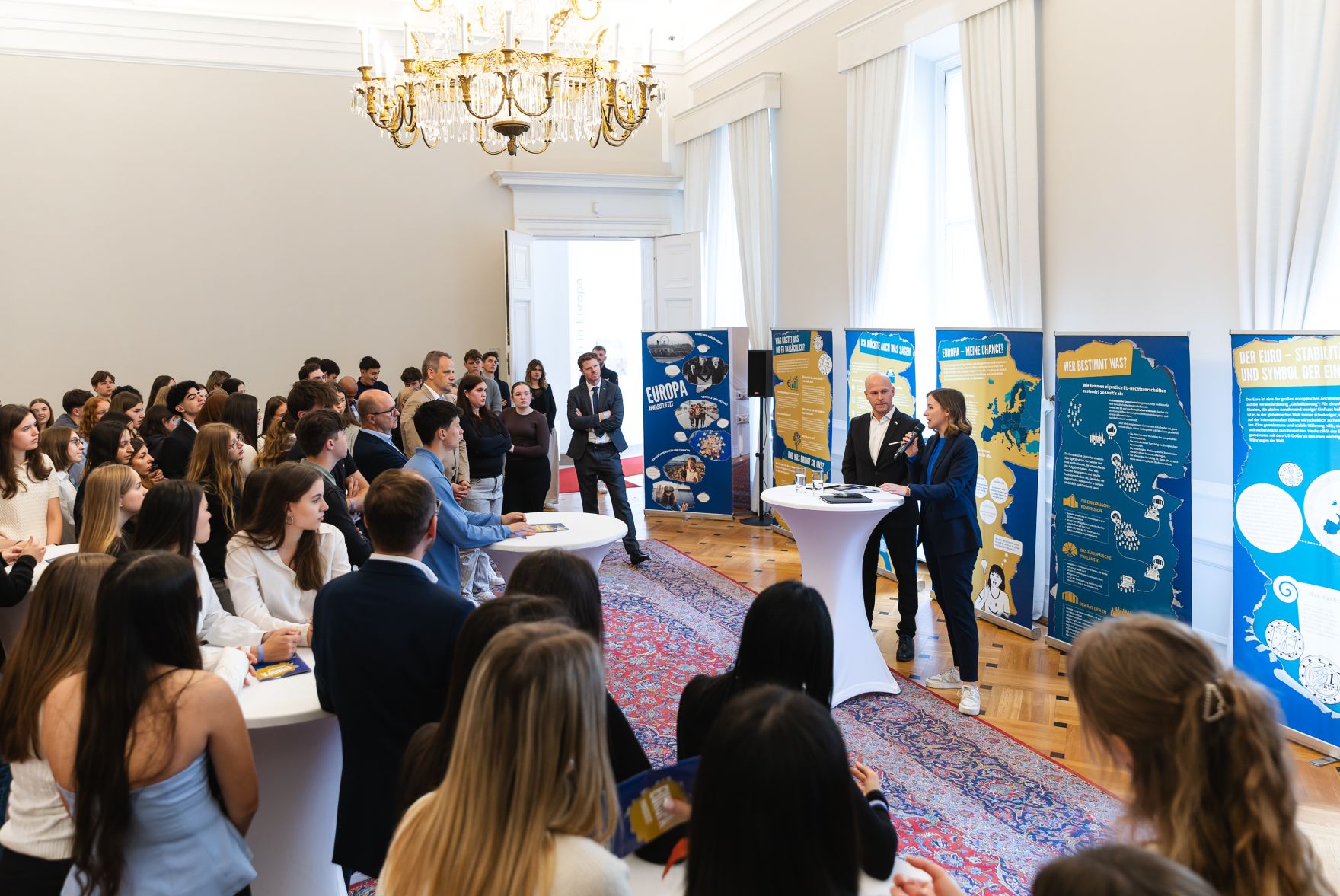 Am 5. Mai 2025 begr&uuml;&szlig;te Bundesministerin Claudia Plakolm (r.) anl&auml;sslich einer &bdquo;Wanderausstellung &uuml;ber die Europ&auml;ische Union&ldquo;, eine Schulklasse aus Wien im Bundeskanzleramt.