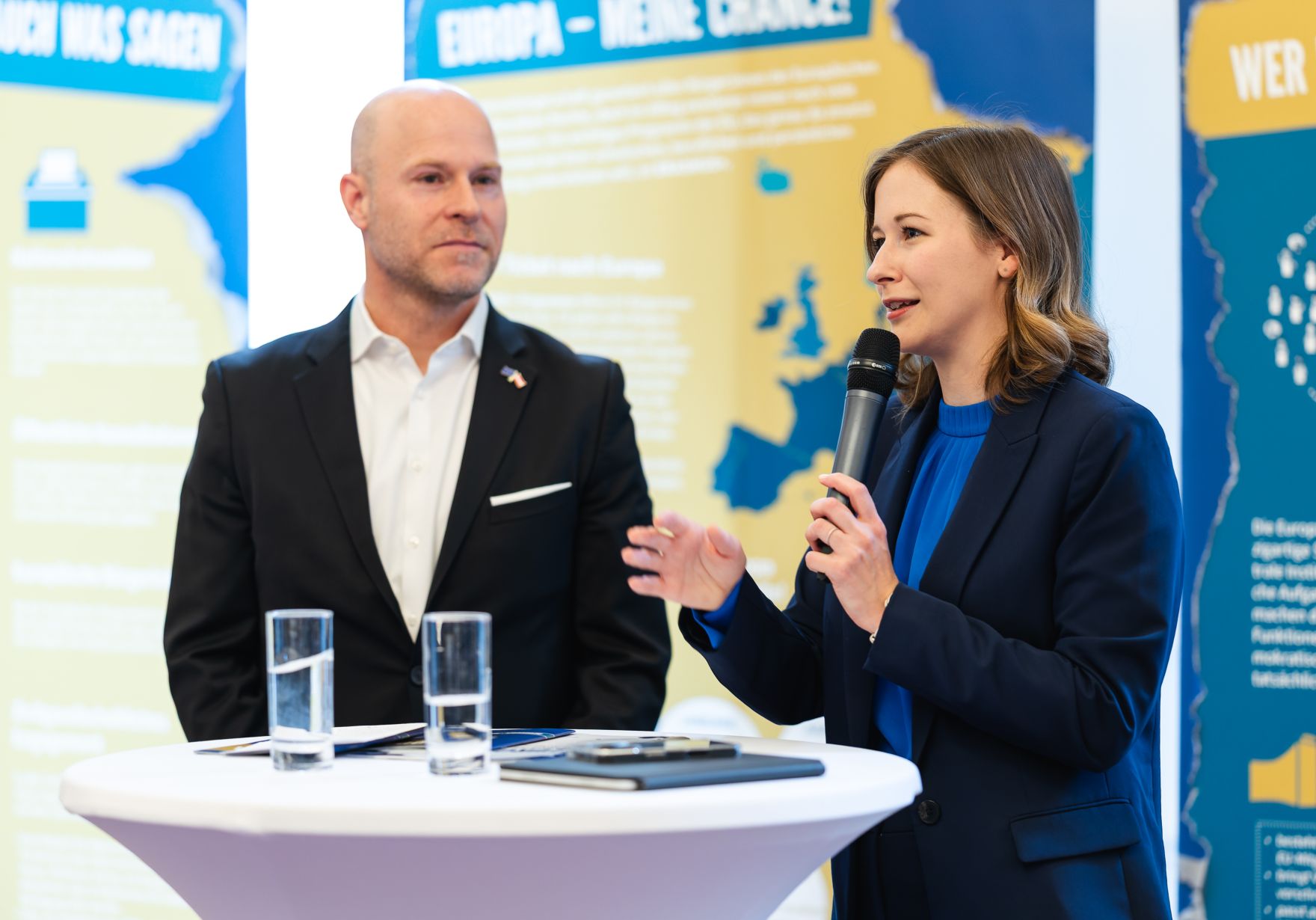 Am 5. Mai 2025 begr&uuml;&szlig;te Bundesministerin Claudia Plakolm (r.) anl&auml;sslich einer &bdquo;Wanderausstellung &uuml;ber die Europ&auml;ische Union&ldquo;, eine Schulklasse aus Wien im Bundeskanzleramt.
