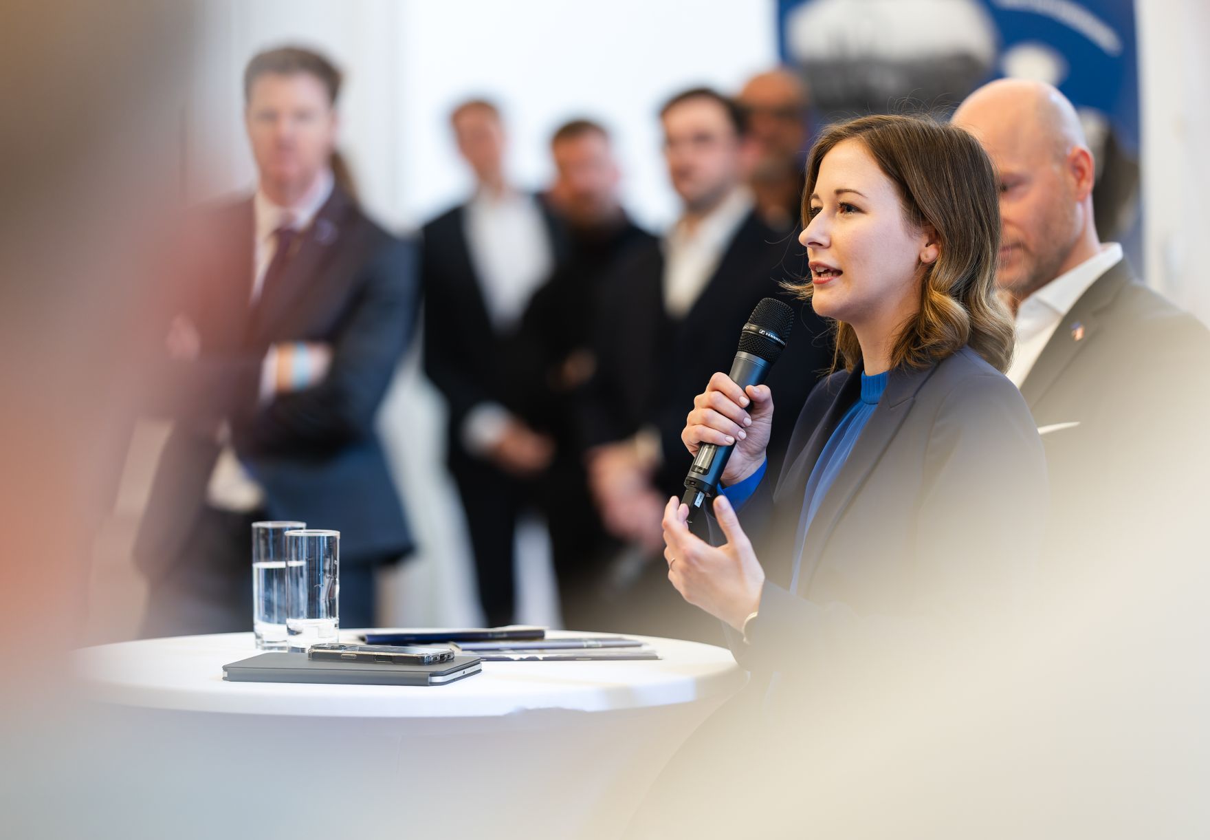 Am 5. Mai 2025 begr&uuml;&szlig;te Bundesministerin Claudia Plakolm (im Bild) anl&auml;sslich einer &bdquo;Wanderausstellung &uuml;ber die Europ&auml;ische Union&ldquo;, eine Schulklasse aus Wien im Bundeskanzleramt.