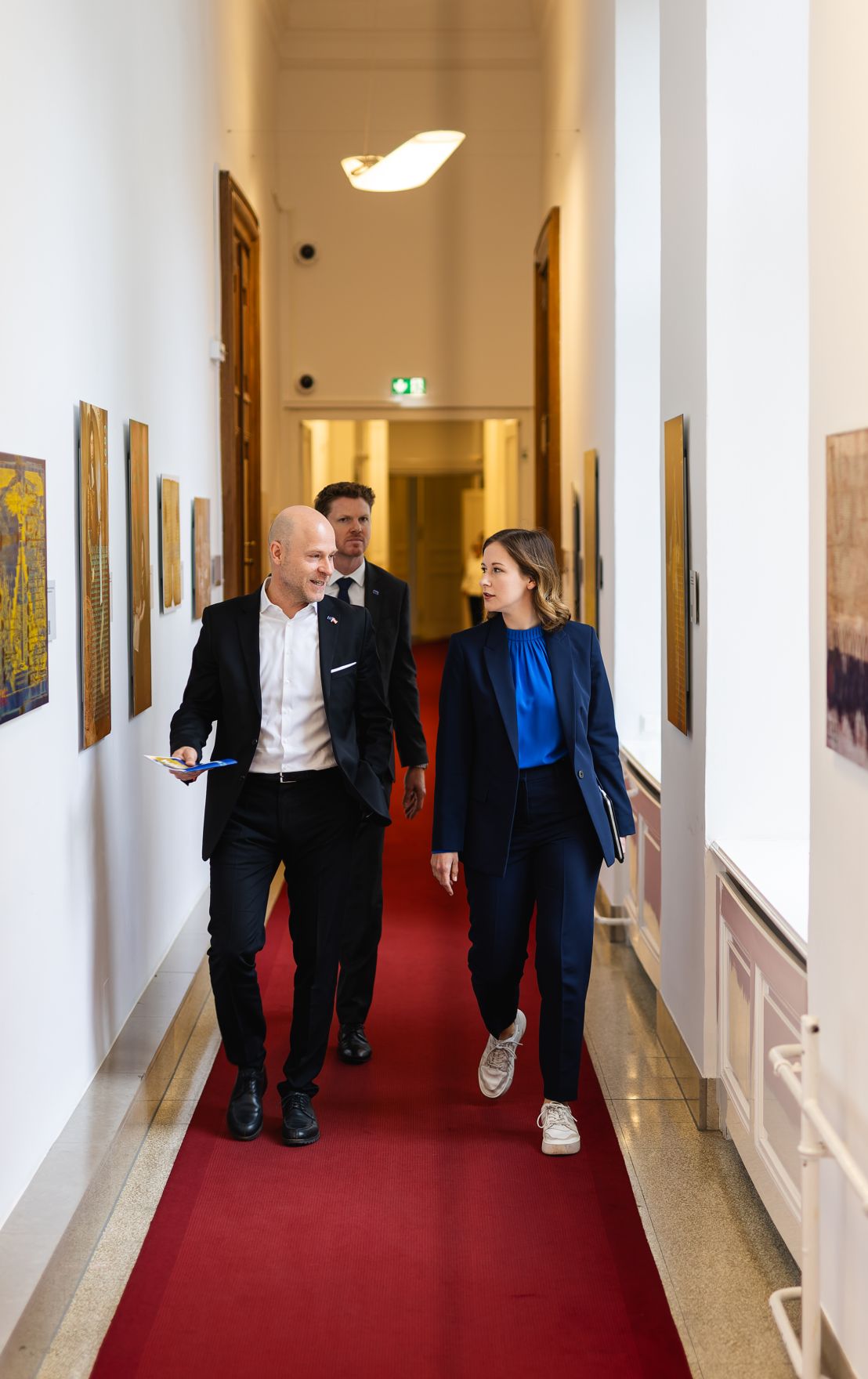 Am 5. Mai 2025 begr&uuml;&szlig;te Bundesministerin Claudia Plakolm (r.) anl&auml;sslich einer &bdquo;Wanderausstellung &uuml;ber die Europ&auml;ische Union&ldquo;, eine Schulklasse aus Wien im Bundeskanzleramt.
