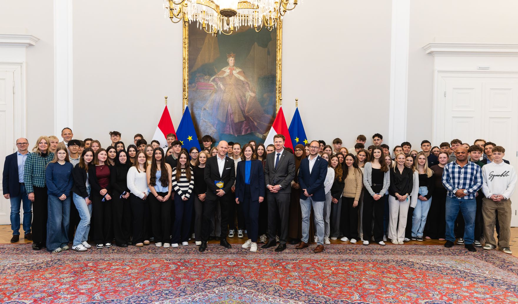 Am 5. Mai 2025 begr&uuml;&szlig;te Bundesministerin Claudia Plakolm (m.) anl&auml;sslich einer &bdquo;Wanderausstellung &uuml;ber die Europ&auml;ische Union&ldquo;, eine Schulklasse aus Wien im Bundeskanzleramt.