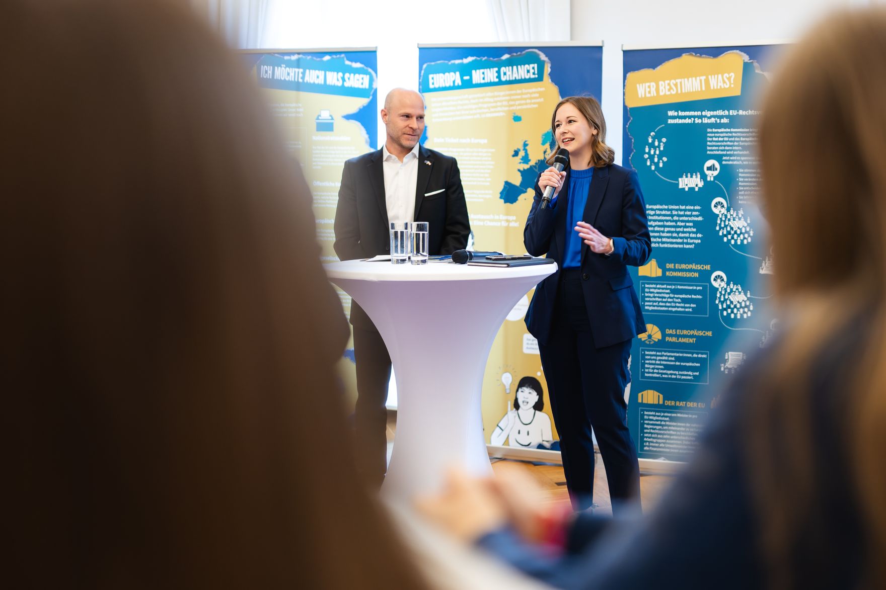 Am 5. Mai 2025 begr&uuml;&szlig;te Bundesministerin Claudia Plakolm (r.) anl&auml;sslich einer &bdquo;Wanderausstellung &uuml;ber die Europ&auml;ische Union&ldquo;, eine Schulklasse aus Wien im Bundeskanzleramt.
