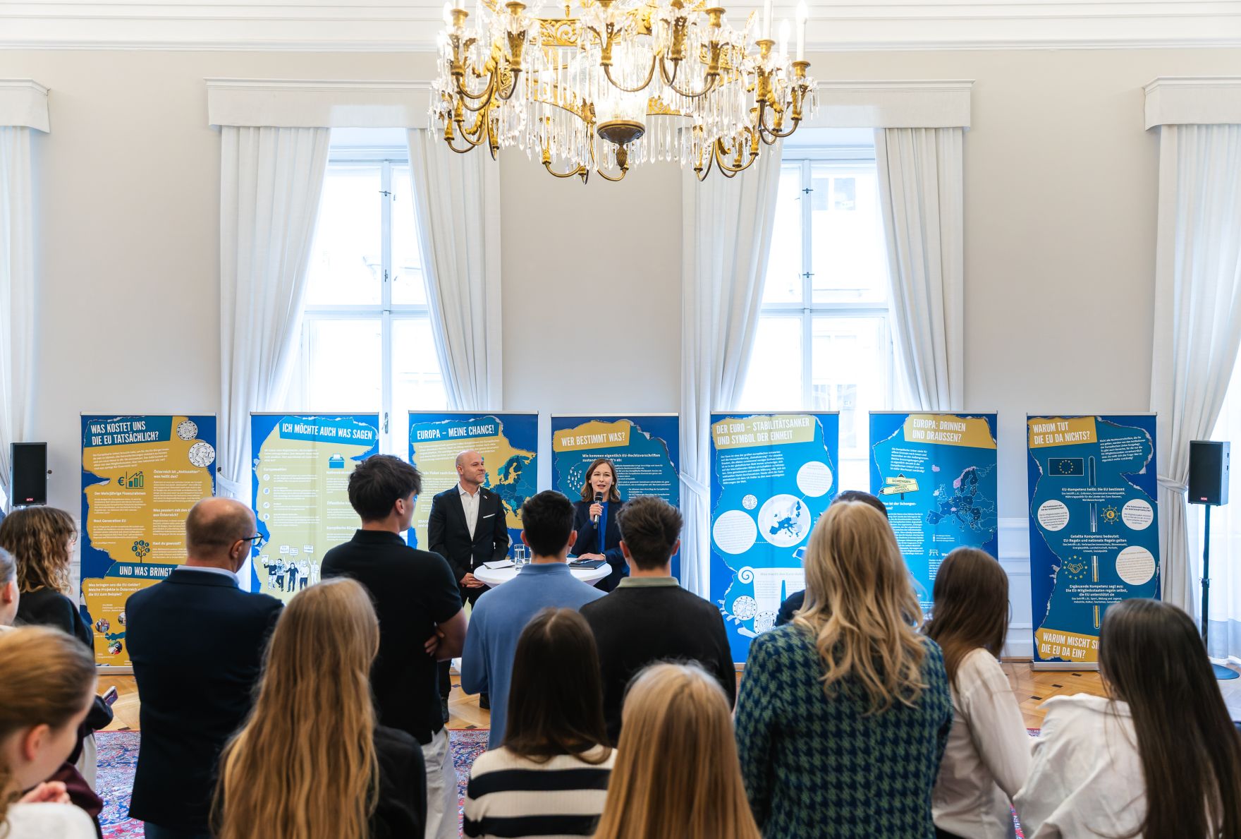Am 5. Mai 2025 begr&uuml;&szlig;te Bundesministerin Claudia Plakolm (m.) anl&auml;sslich einer &bdquo;Wanderausstellung &uuml;ber die Europ&auml;ische Union&ldquo;, eine Schulklasse aus Wien im Bundeskanzleramt.