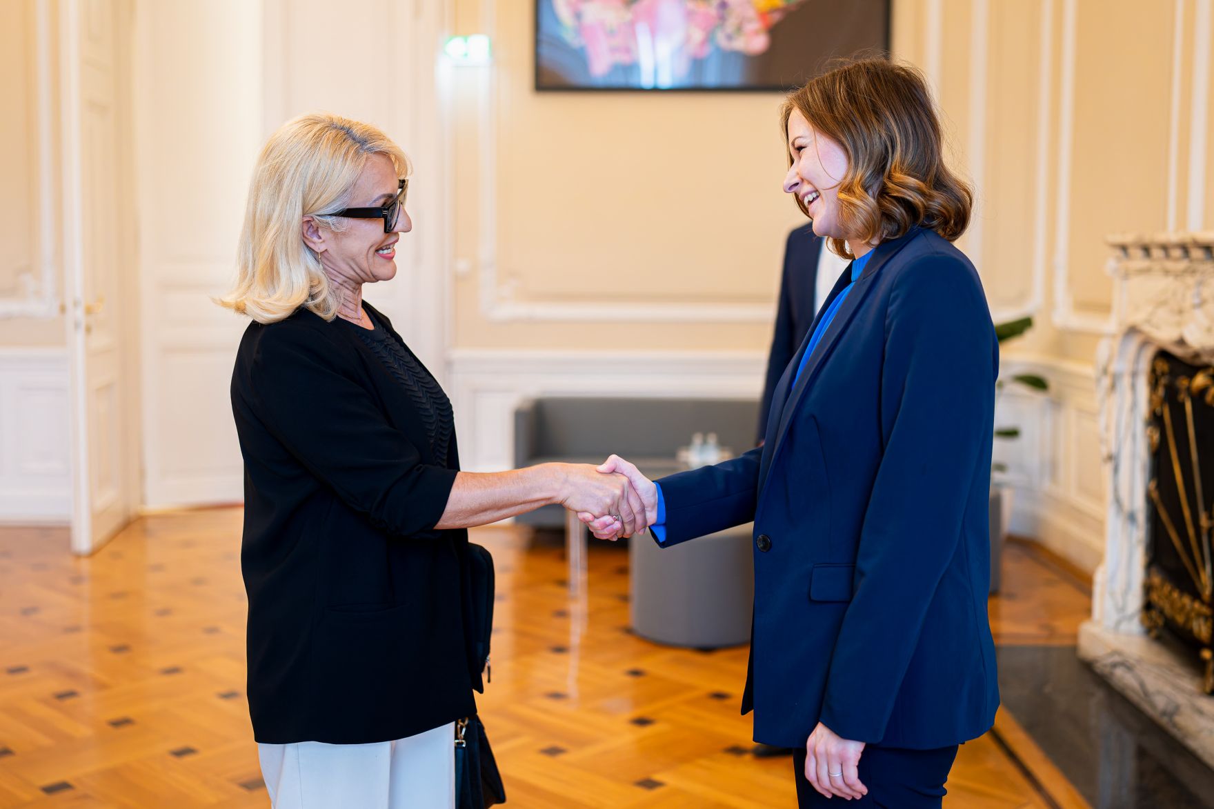 Am 5. Mai 2025 empfing Bundesministerin Claudia Plakolm (r.) Emina Saric (l.), Expertin f&uuml;r Integrationsfragen.