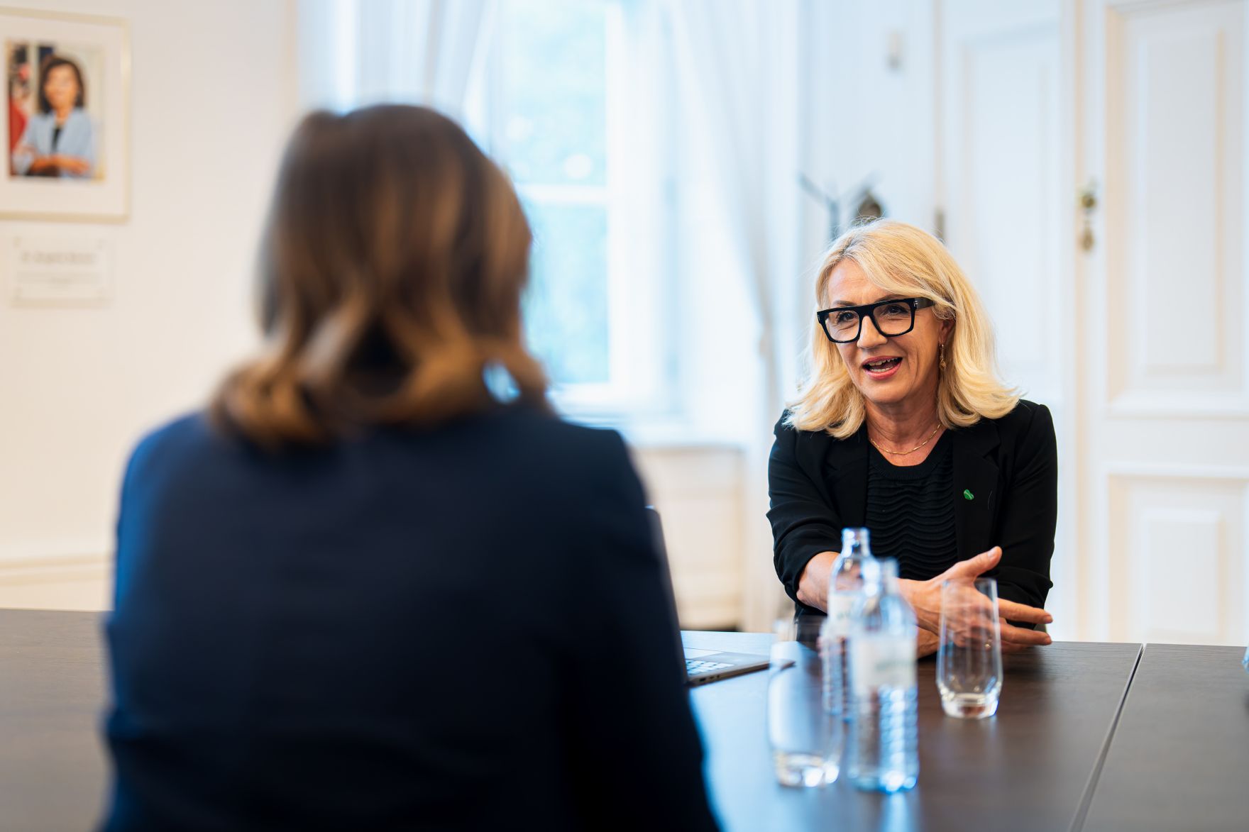 Am 5. Mai 2025 empfing Bundesministerin Claudia Plakolm (l.) Emina Saric (r.), Expertin f&uuml;r Integrationsfragen.