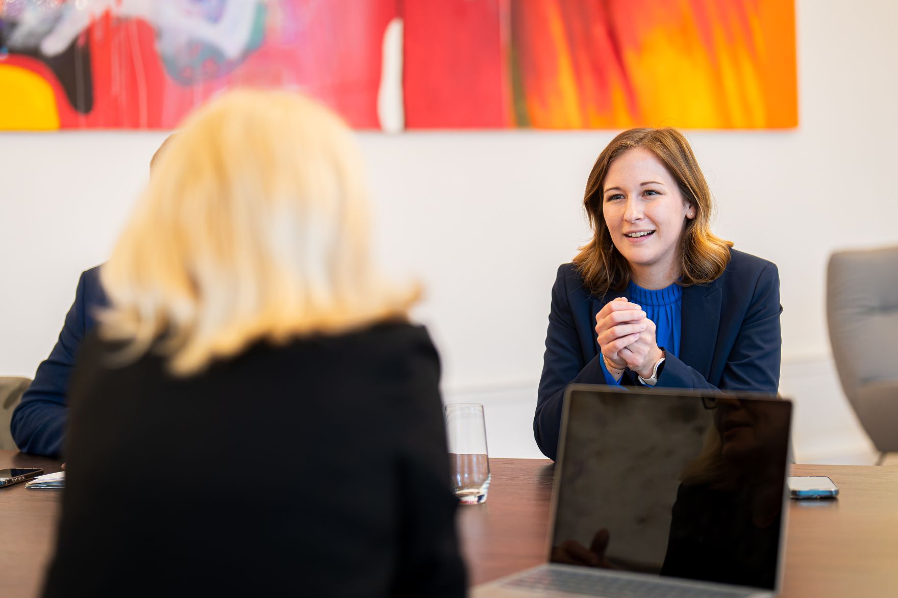 Am 5. Mai 2025 empfing Bundesministerin Claudia Plakolm (r.) Emina Saric (l.), Expertin f&uuml;r Integrationsfragen.