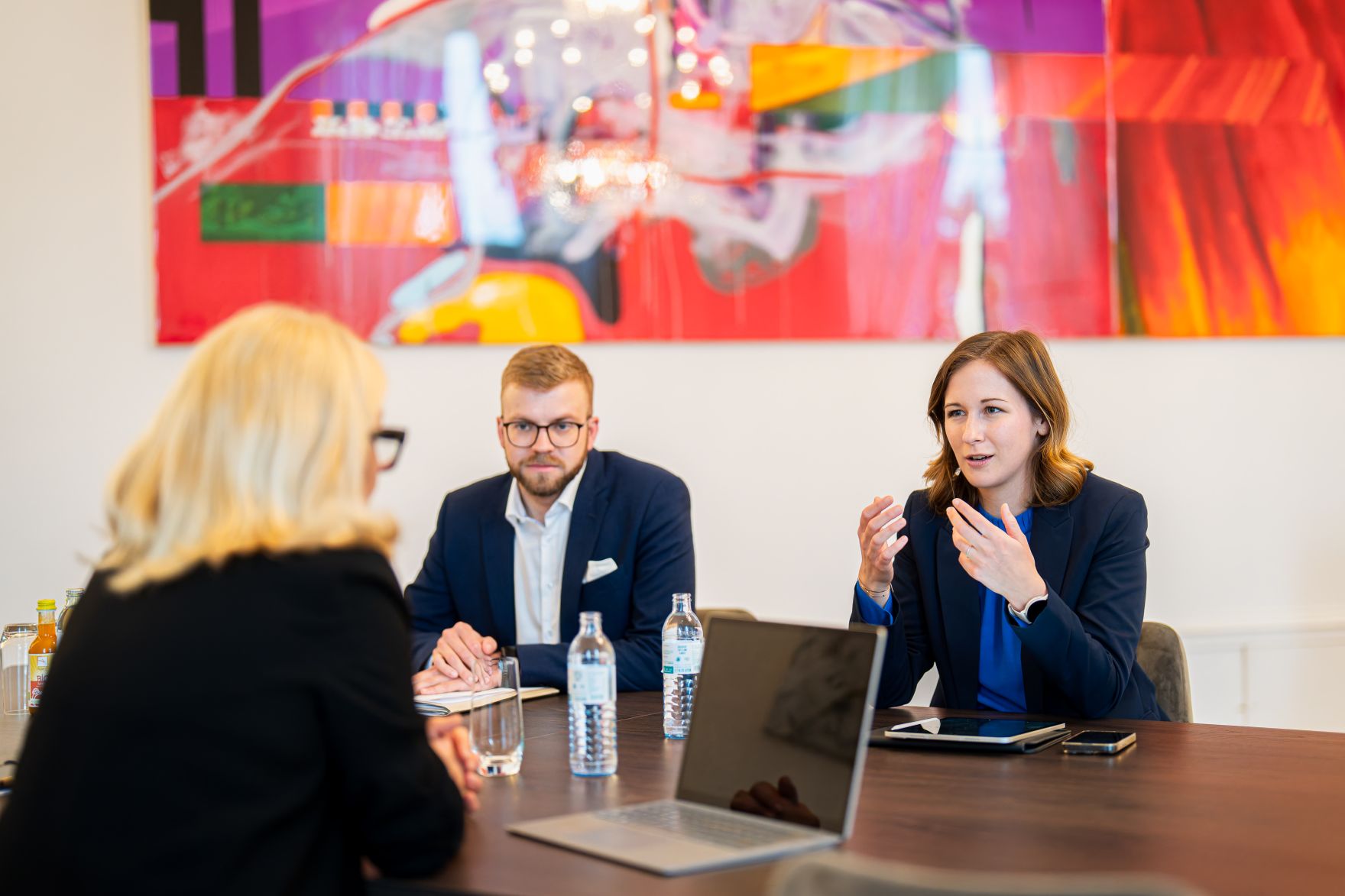 Am 5. Mai 2025 empfing Bundesministerin Claudia Plakolm (r.) Emina Saric (l.), Expertin f&uuml;r Integrationsfragen.