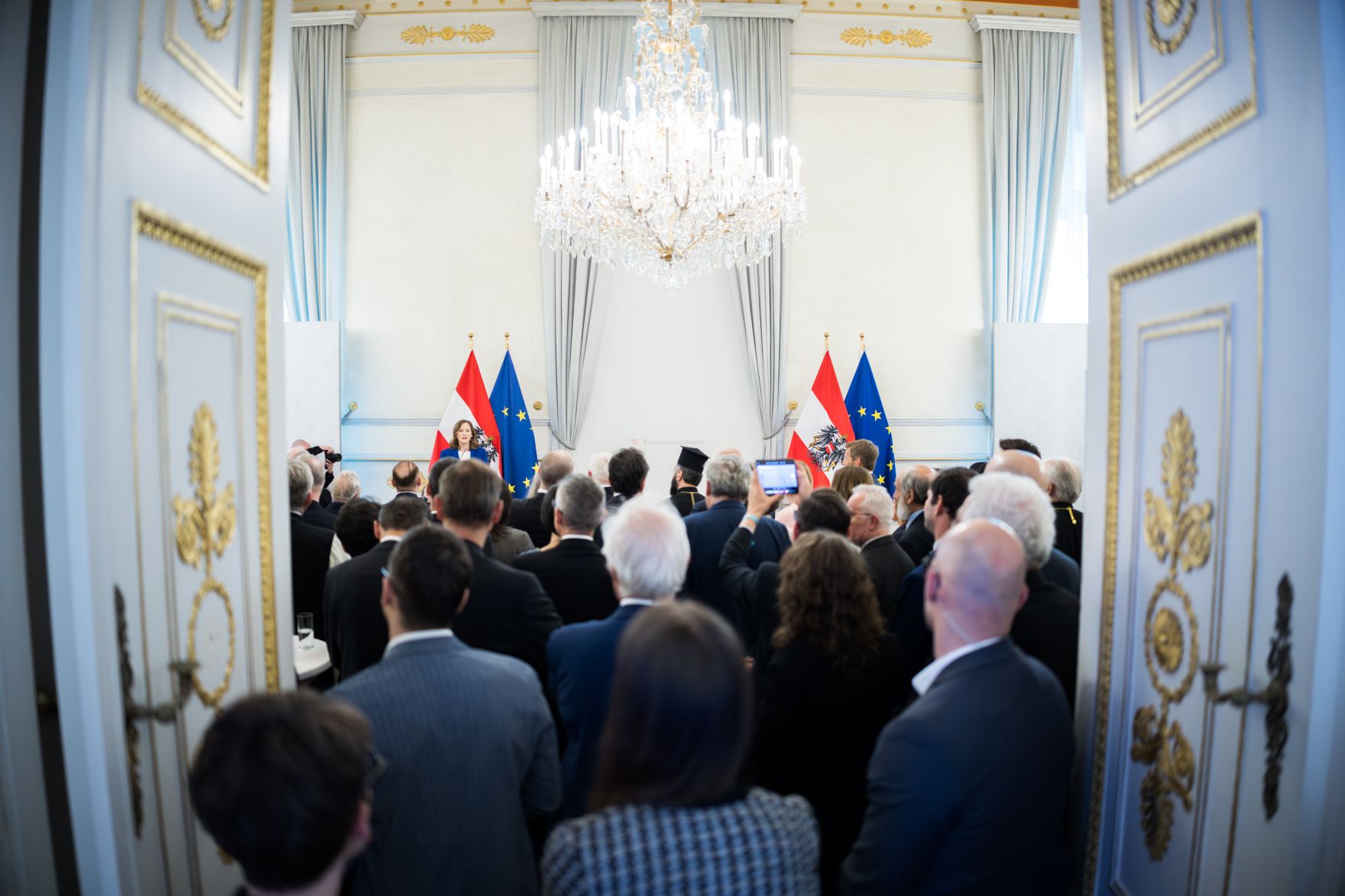 Am 6. Mai 2025 lud Bundesministerin Claudia Plakolm anl&auml;sslich des &bdquo;Empfang zur Osterzeit&ldquo; zahlreiche Vertreter der Kirchen und Religionsgesellschaften in &Ouml;sterreich, ins Bundeskanzleramt ein.