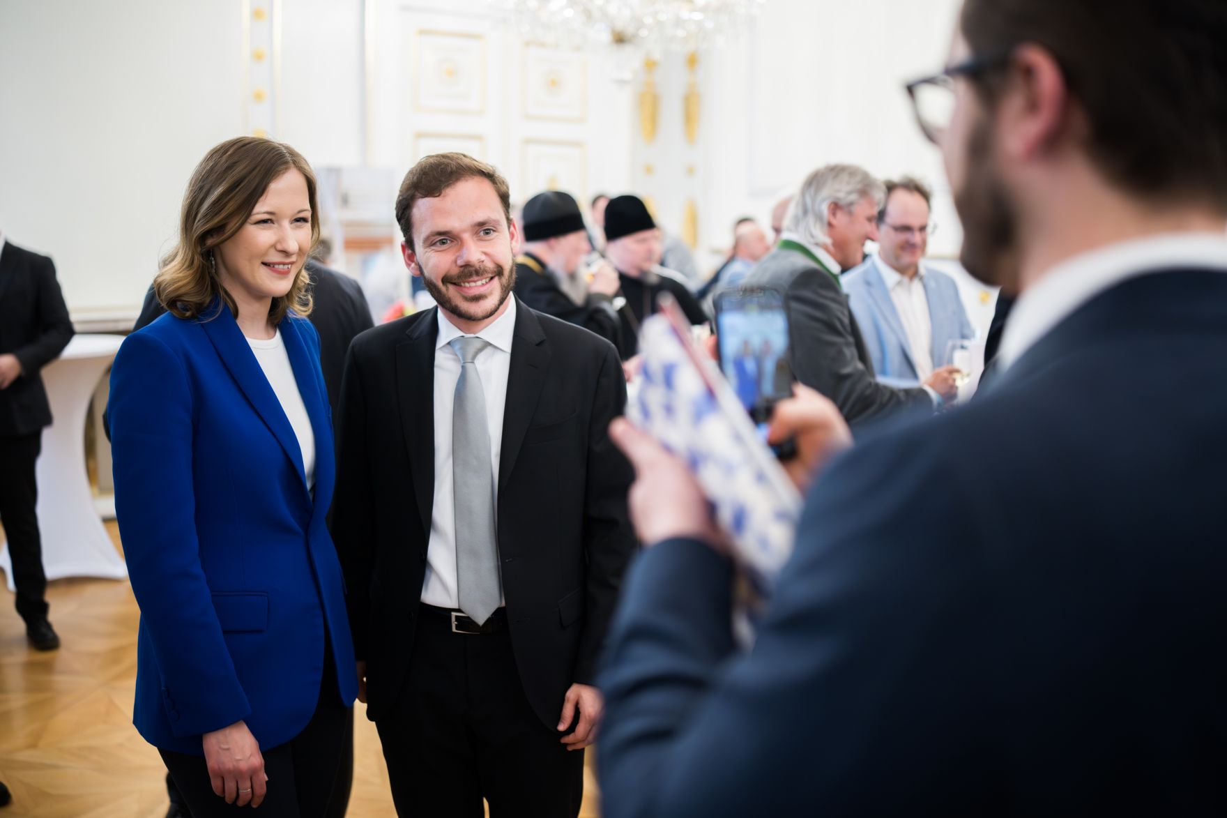 Am 6. Mai 2025 lud Bundesministerin Claudia Plakolm (l.) anl&auml;sslich des &bdquo;Empfang zur Osterzeit&ldquo; zahlreiche Vertreter der Kirchen und Religionsgesellschaften in &Ouml;sterreich, ins Bundeskanzleramt ein.