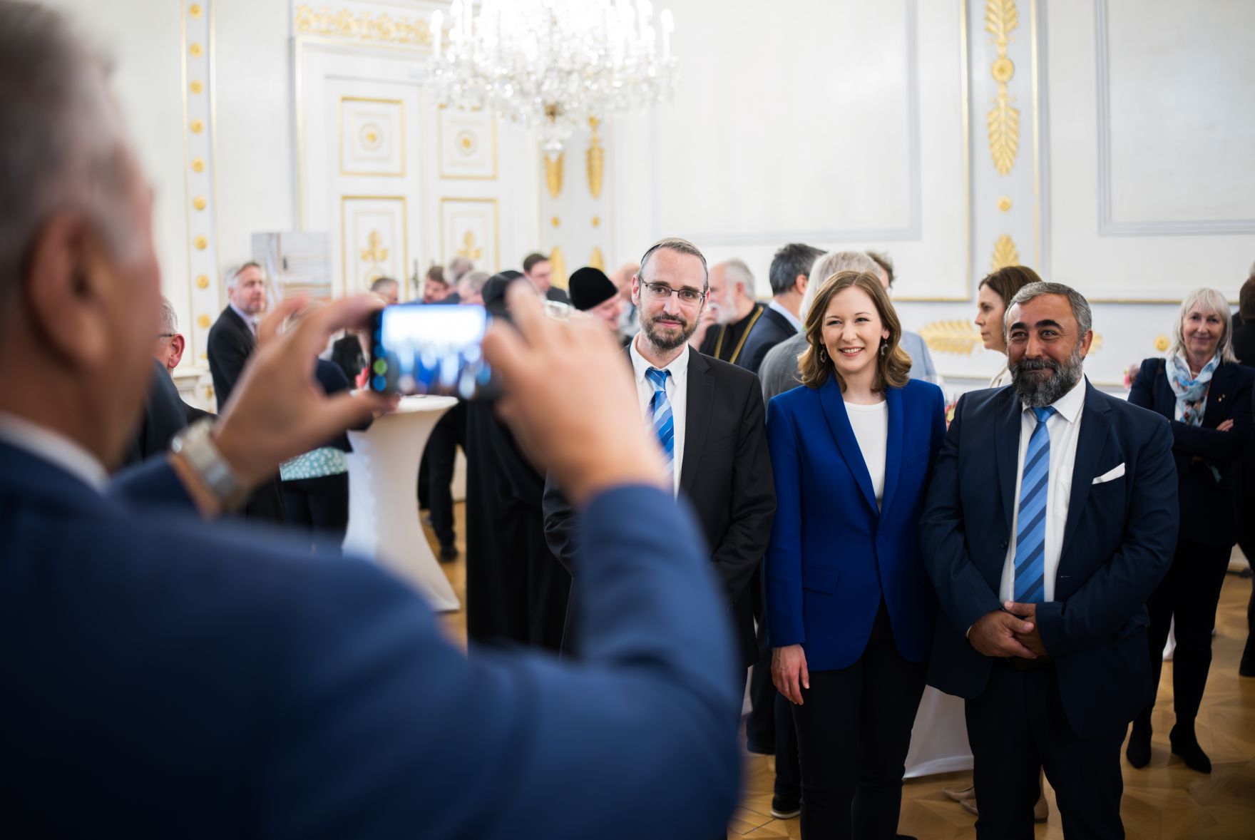 Am 6. Mai 2025 lud Bundesministerin Claudia Plakolm (2.v.r.) anl&auml;sslich des &bdquo;Empfang zur Osterzeit&ldquo; zahlreiche Vertreter der Kirchen und Religionsgesellschaften in &Ouml;sterreich, ins Bundeskanzleramt ein.