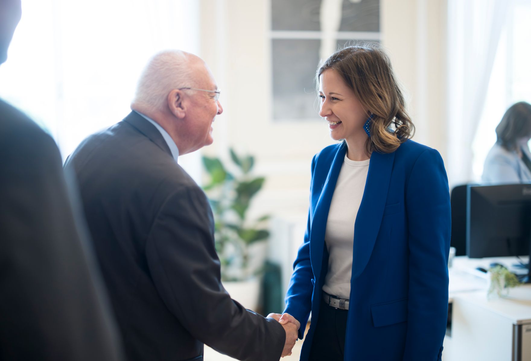 Am 6. Mai 2025 empfing Bundesministerin Claudia Plakolm (r.) Franz Schausberger (l.) zu einem Arbeitsgespr&auml;ch.