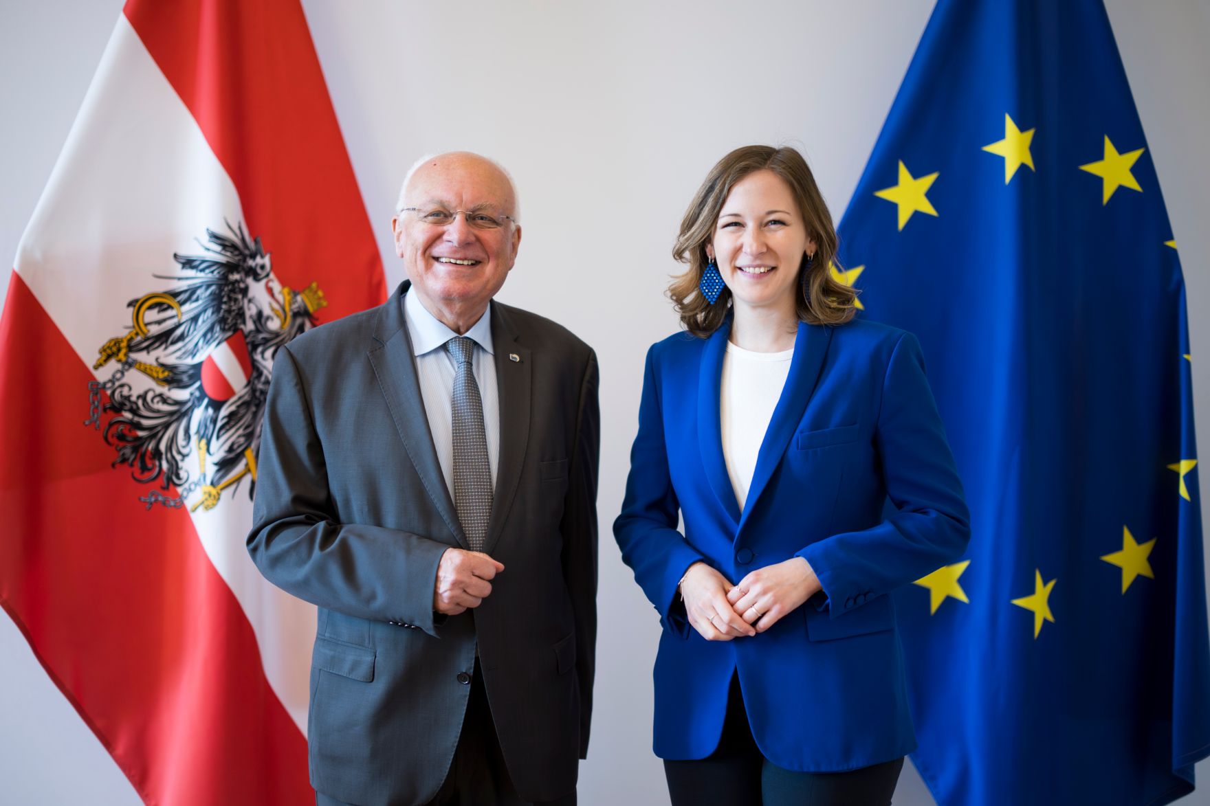 Am 6. Mai 2025 empfing Bundesministerin Claudia Plakolm (r.) Franz Schausberger (l.) zu einem Arbeitsgespr&auml;ch.