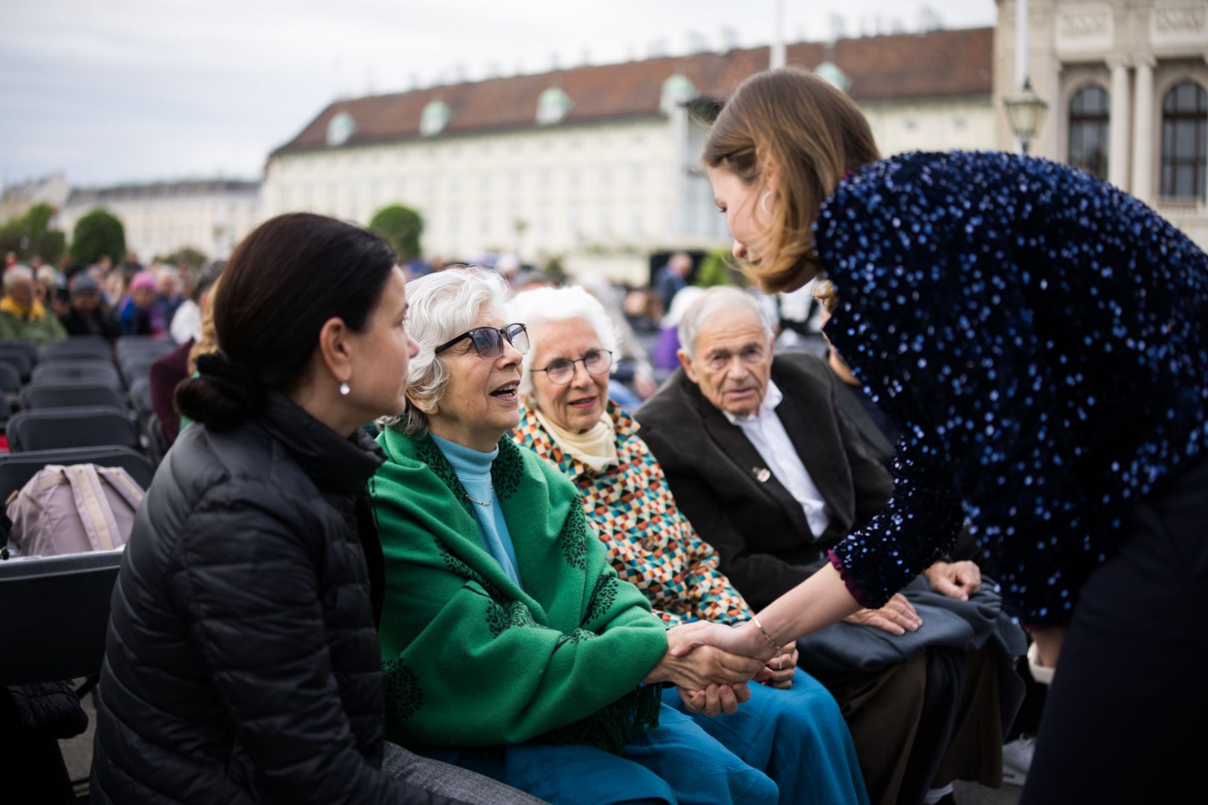 Am 8. Mai 2025 nahm Bundesministerin Claudia Plakolm (r.) am Fest der Freude am Wiener Heldenplatz teil.
