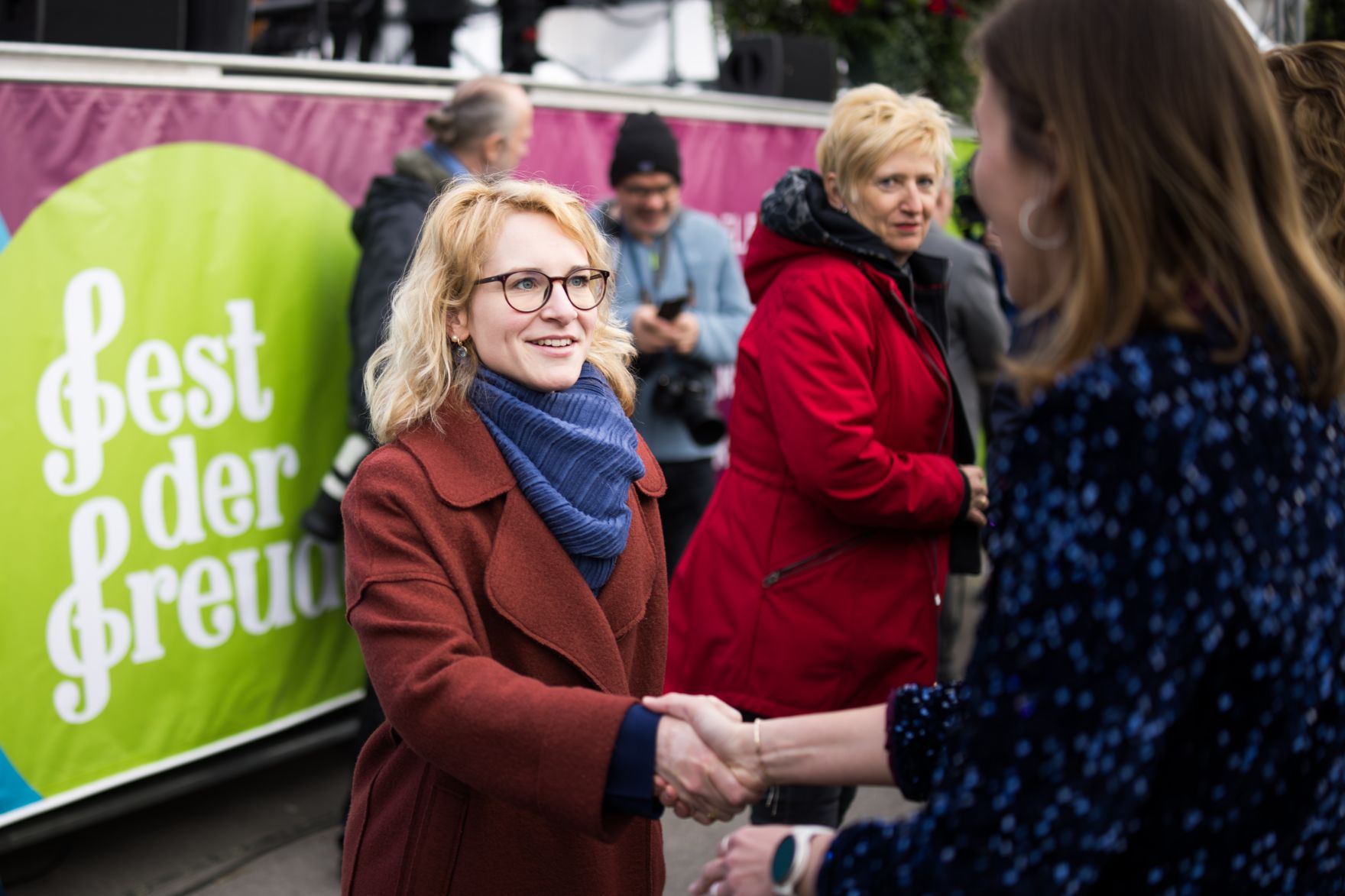 Am 8. Mai 2025 nahm Bundesministerin Claudia Plakolm (r.) am Fest der Freude am Wiener Heldenplatz teil. Im Bild mit Bundesministerin Eva-Maria Holzleitner (l.).