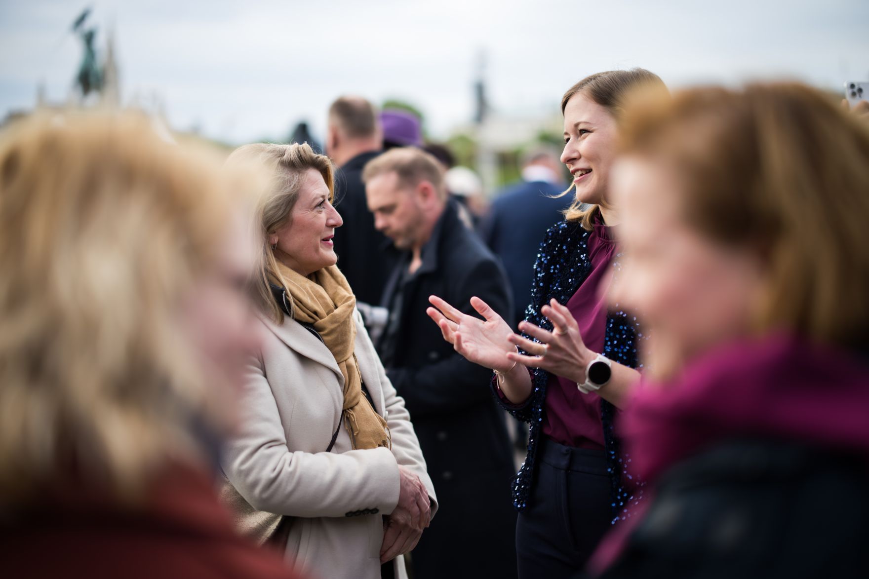 Am 8. Mai 2025 nahm Bundesministerin Claudia Plakolm (m.r.) am Fest der Freude am Wiener Heldenplatz teil.