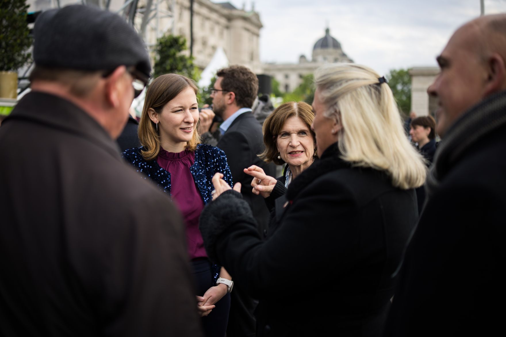 Am 8. Mai 2025 nahm Bundesministerin Claudia Plakolm (m.l.) am Fest der Freude am Wiener Heldenplatz teil.