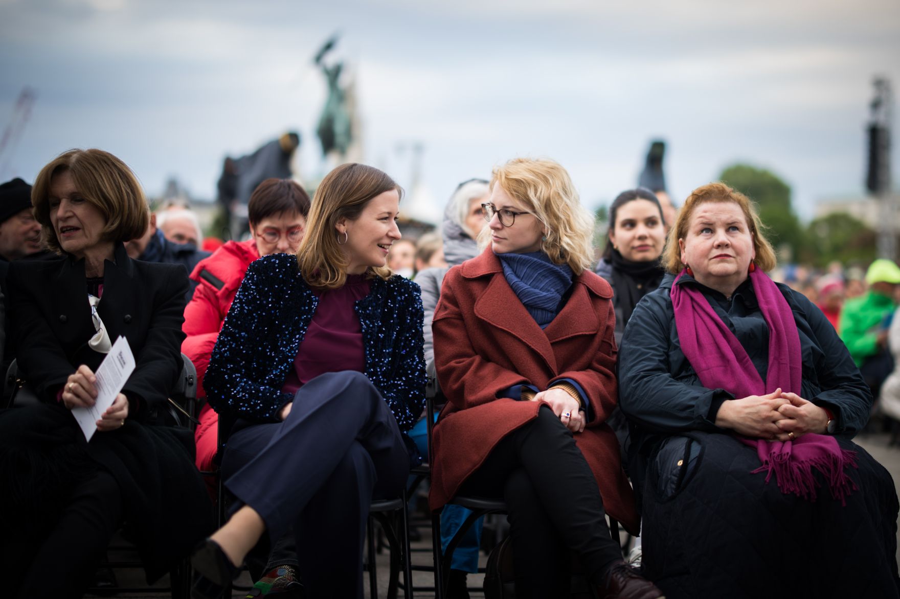 Am 8. Mai 2025 nahm Bundesministerin Claudia Plakolm (m.l.) am Fest der Freude am Wiener Heldenplatz teil. Im Bild mit Bundesministerin Eva-Maria Holzleitner (m.r.) und Bundesministerin Korinna Schumann (r.).