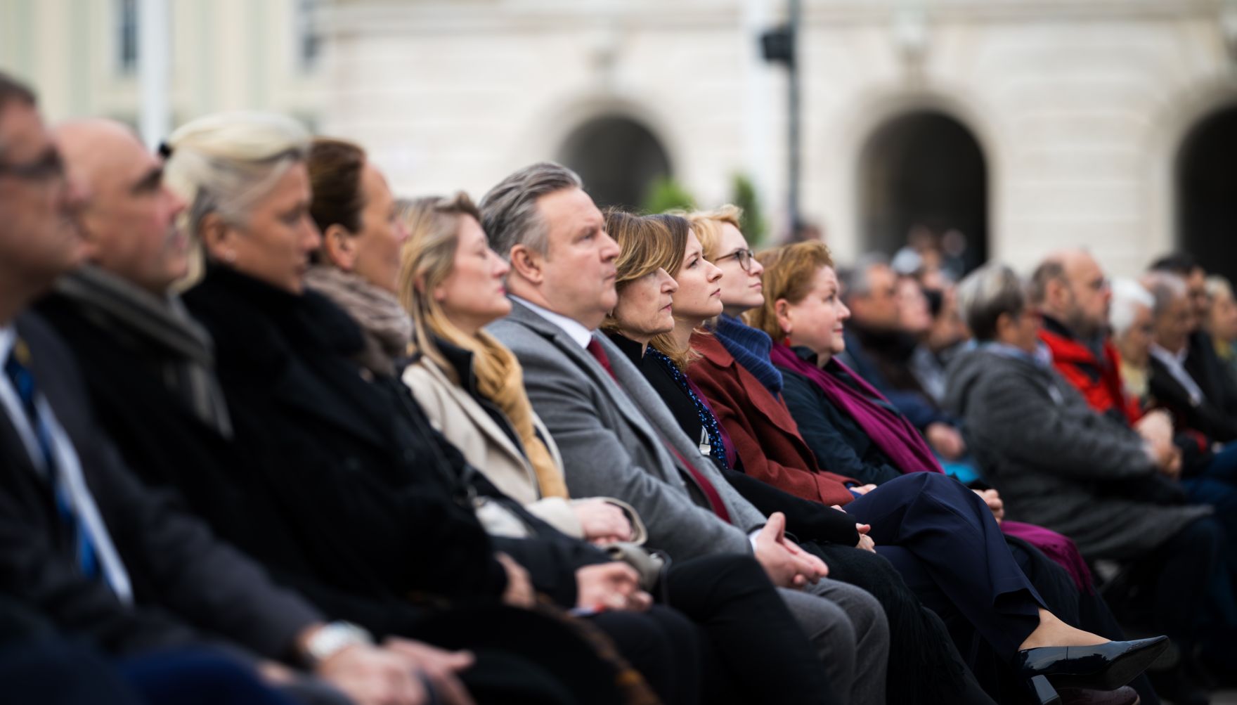 Am 8. Mai 2025 nahm Bundesministerin Claudia Plakolm (m.r.) am Fest der Freude am Wiener Heldenplatz teil. Im Bild mit B&uuml;rgermeister Michael Ludwig (m.), Bundesministerin Eva-Maria Holzleitner (2.v.r.) und Bundesministerin Korinna Schumann (r.).