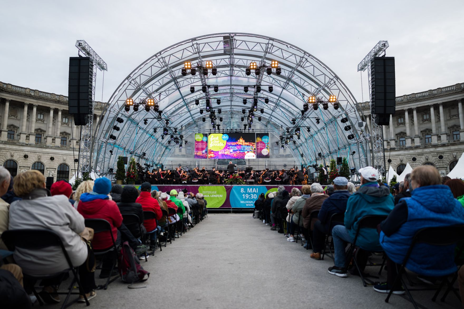 Am 8. Mai 2025 nahm Bundesministerin Claudia Plakolm am Fest der Freude am Wiener Heldenplatz teil.